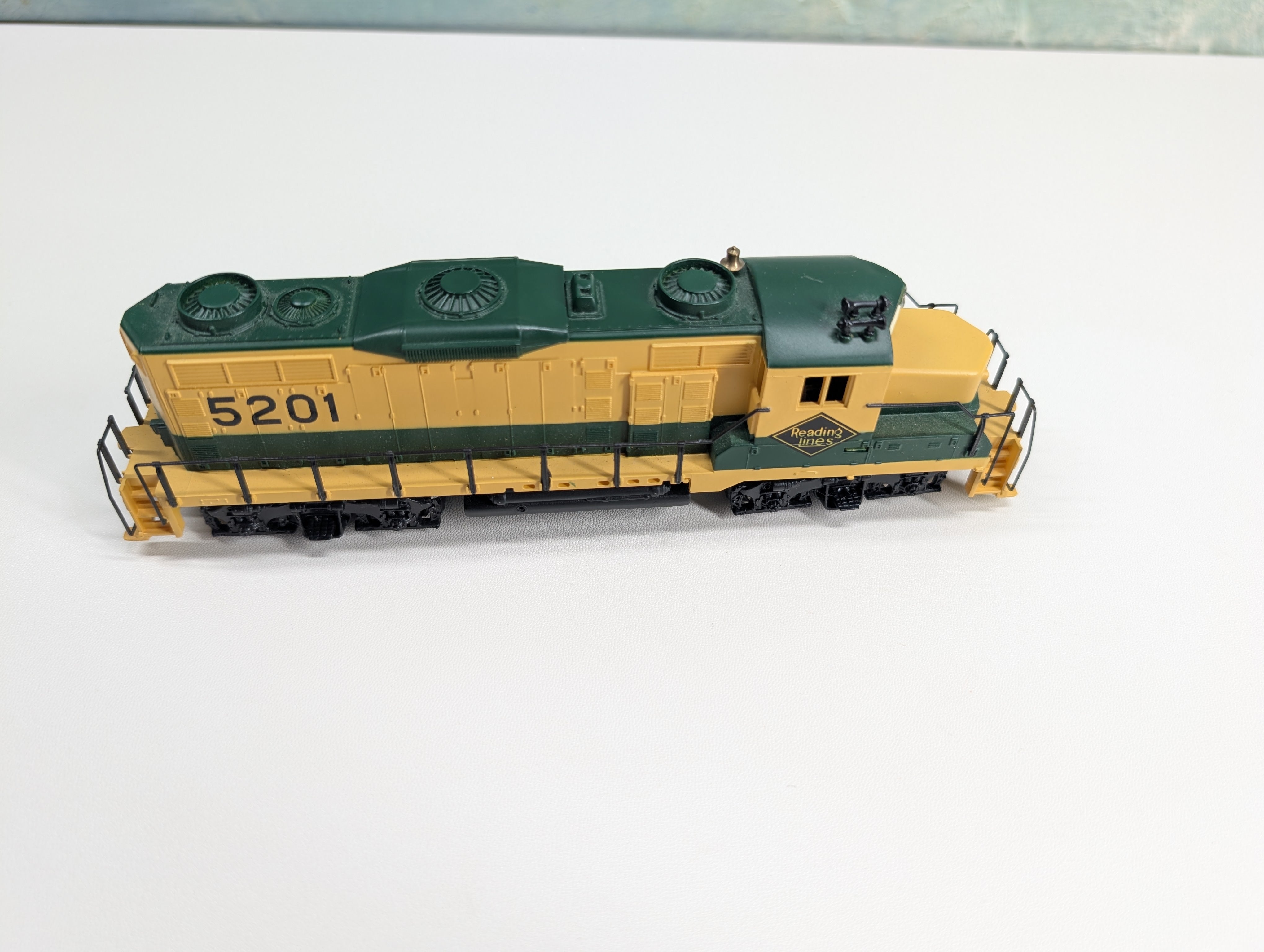 USED Mantua HO Scale GP-20 Diesel Locomotive Reading #5201 Runs Great! DC