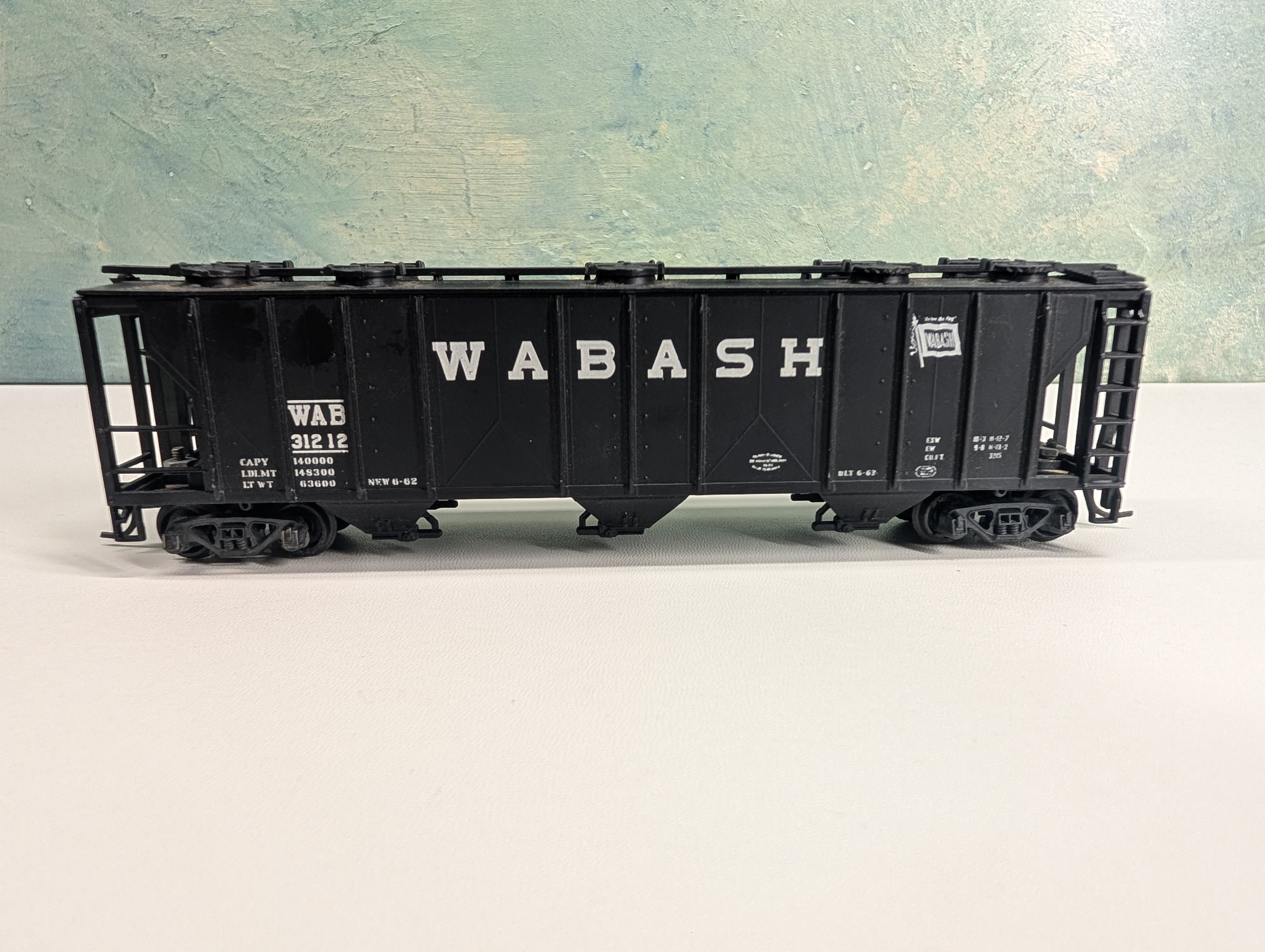 USED HO Scale 3 Bay Covered Hopper Wabash WAB #31212