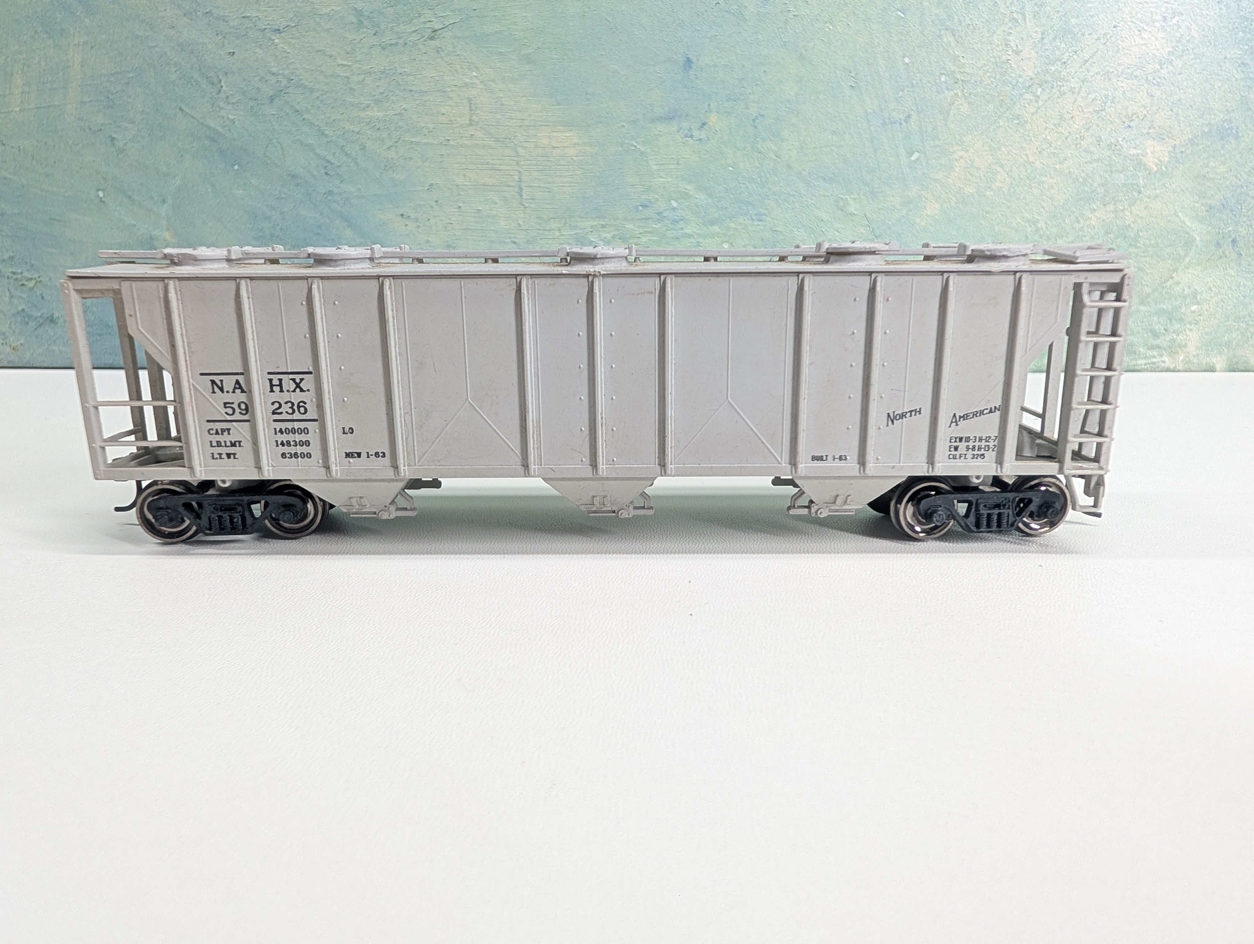 USED HO Scale 3 Bay Covered Hopper North American NAHX #59236 Metal Wheels