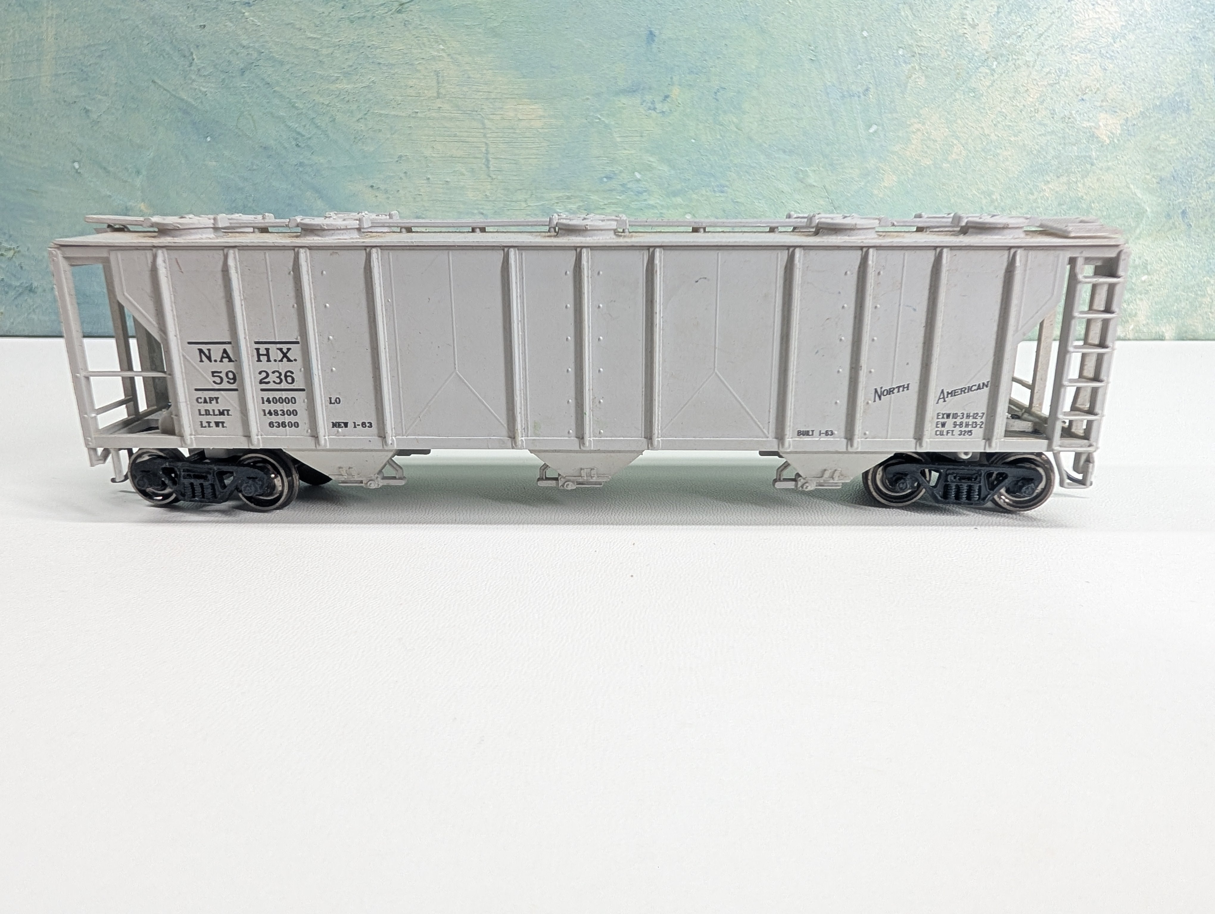 USED HO Scale 3 Bay Covered Hopper North American NAHX #59236 Metal Wheels