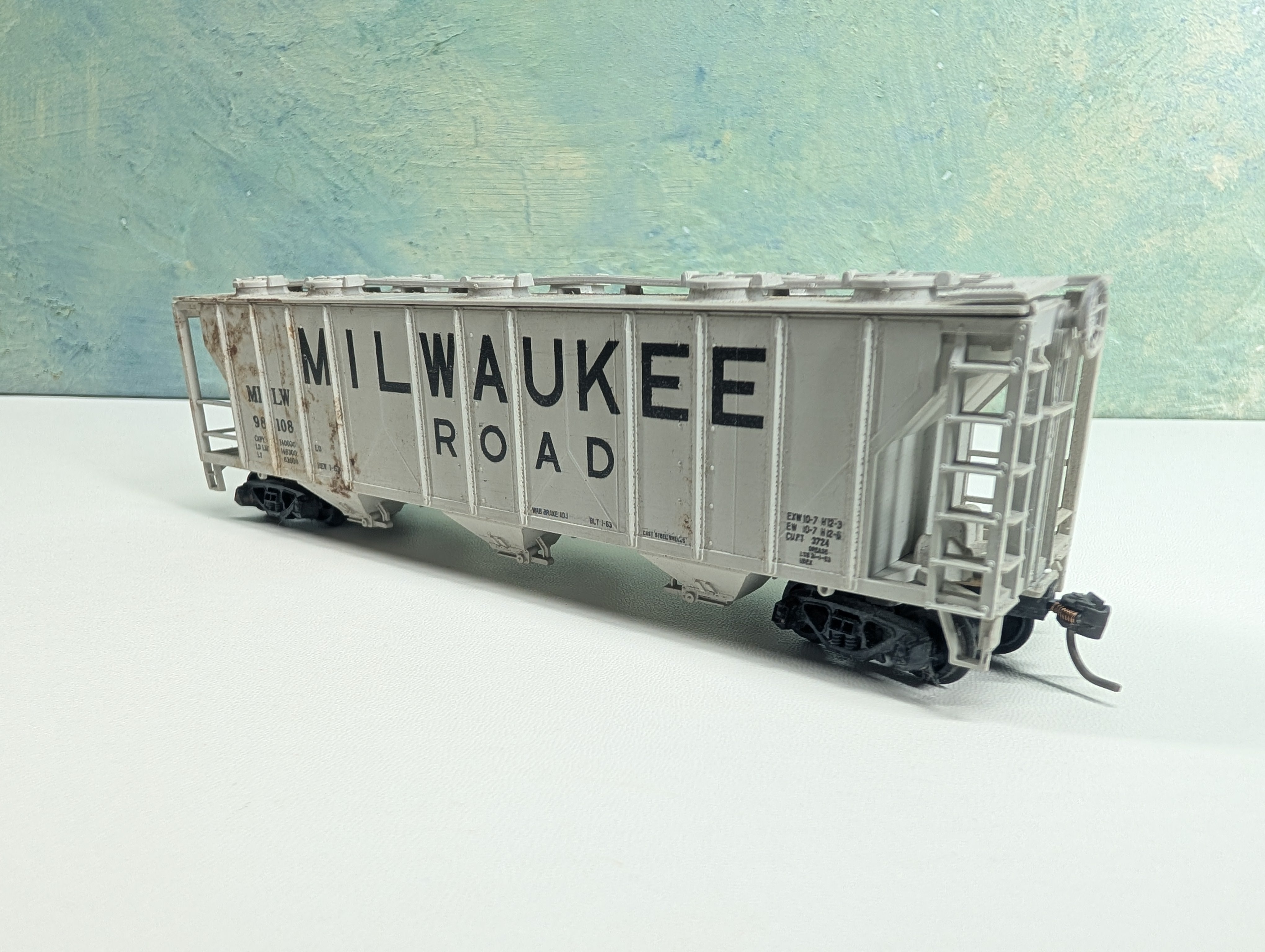 USED HO Scale 3 Bay Covered Hopper Milwaukee Road MILW #98108