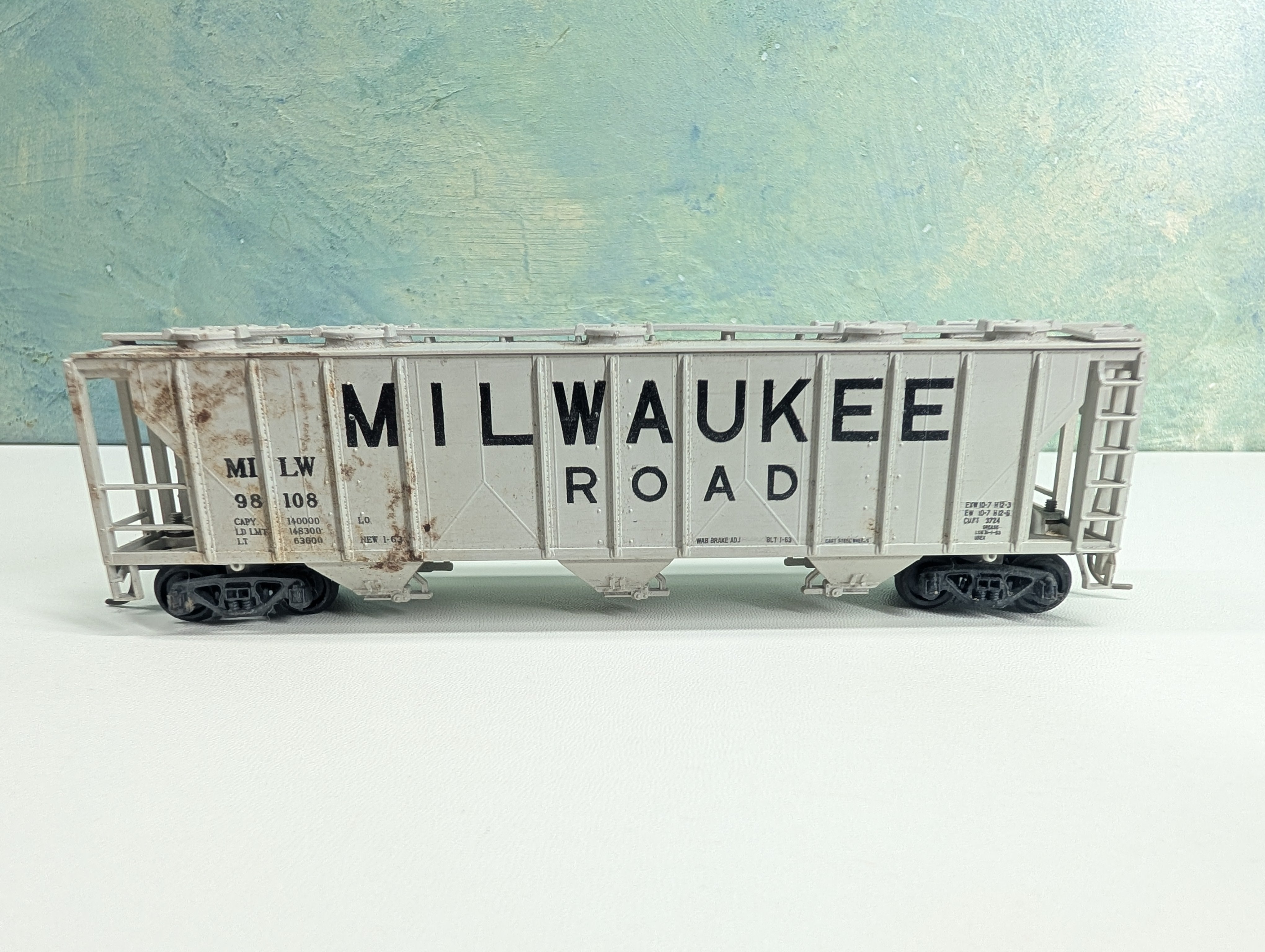 USED HO Scale 3 Bay Covered Hopper Milwaukee Road MILW #98108