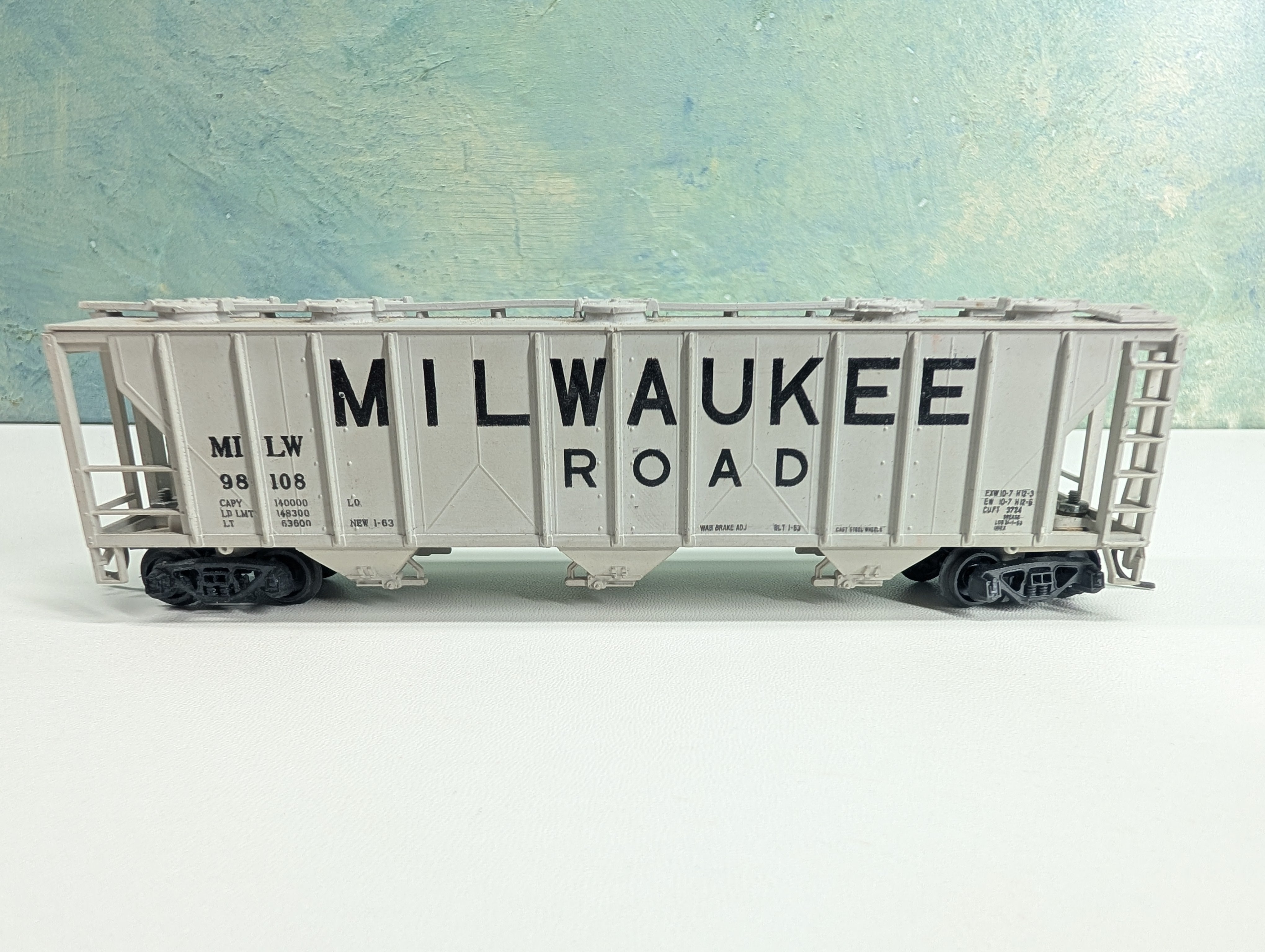 USED HO Scale 3 Bay Covered Hopper Milwaukee Road MILW #98108