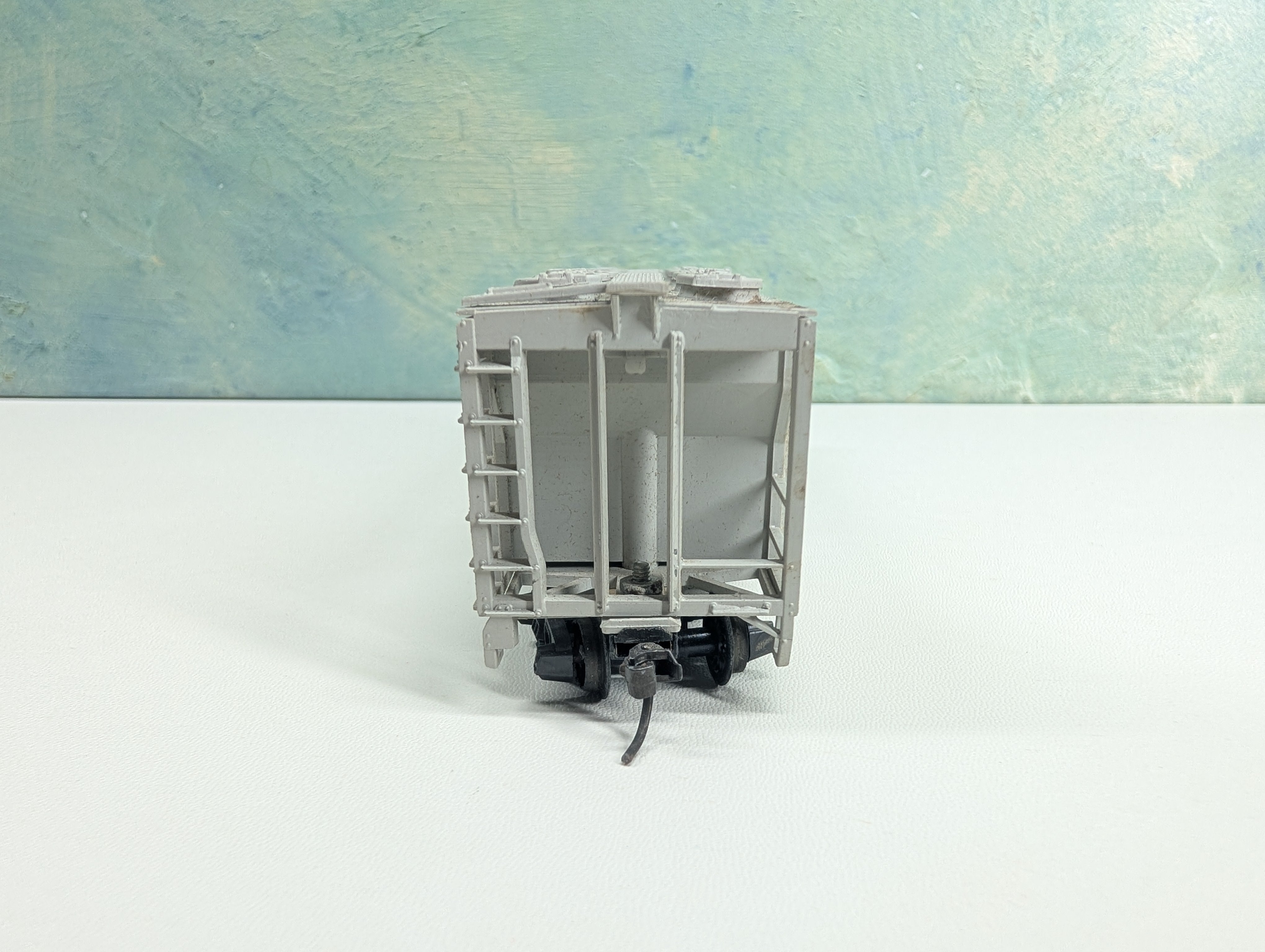 USED HO Scale 3 Bay Covered Hopper Milwaukee Road MILW #98108