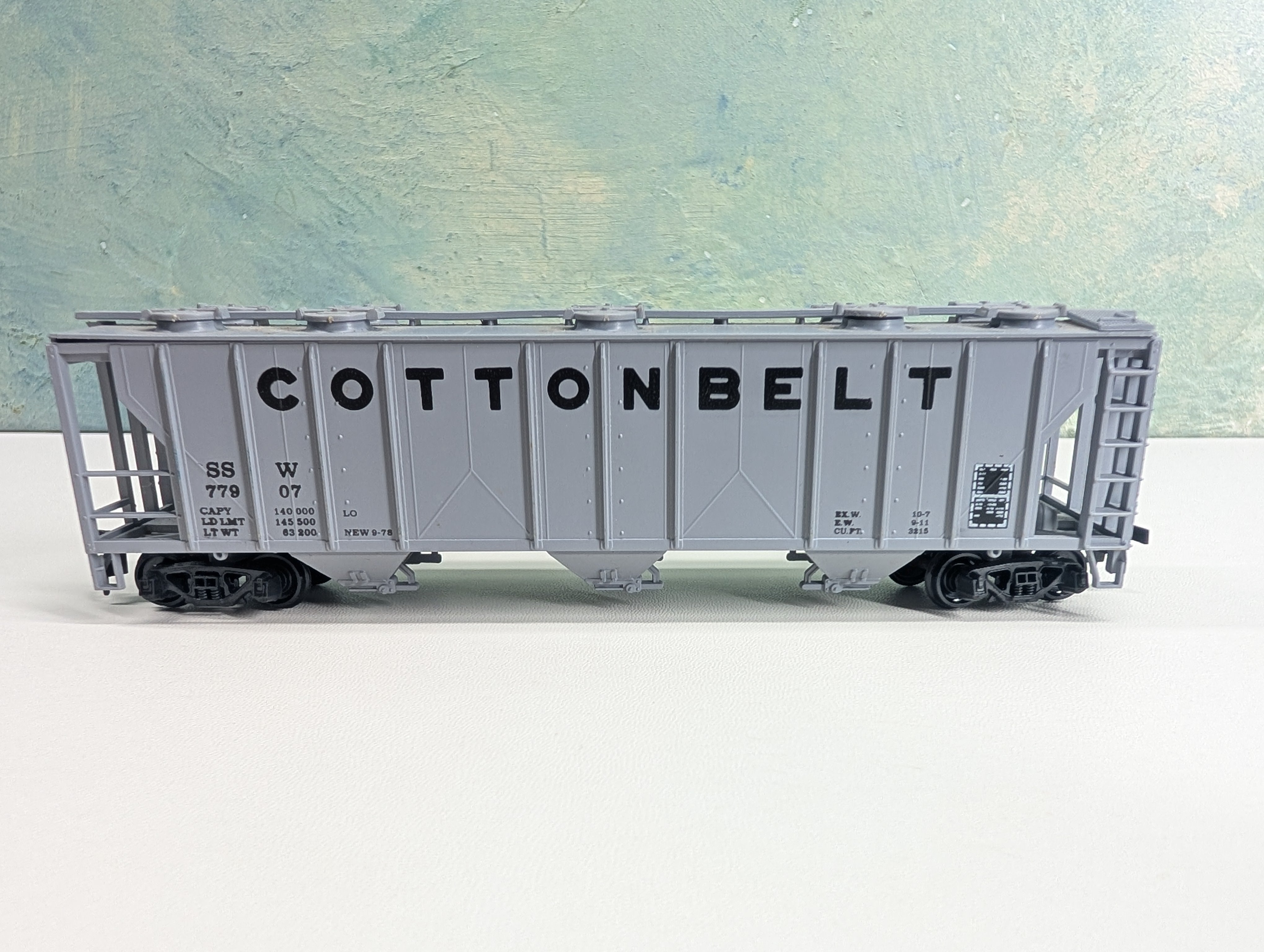 USED HO Scale 3 Bay Covered Hopper Cotton Belt SSW #77907