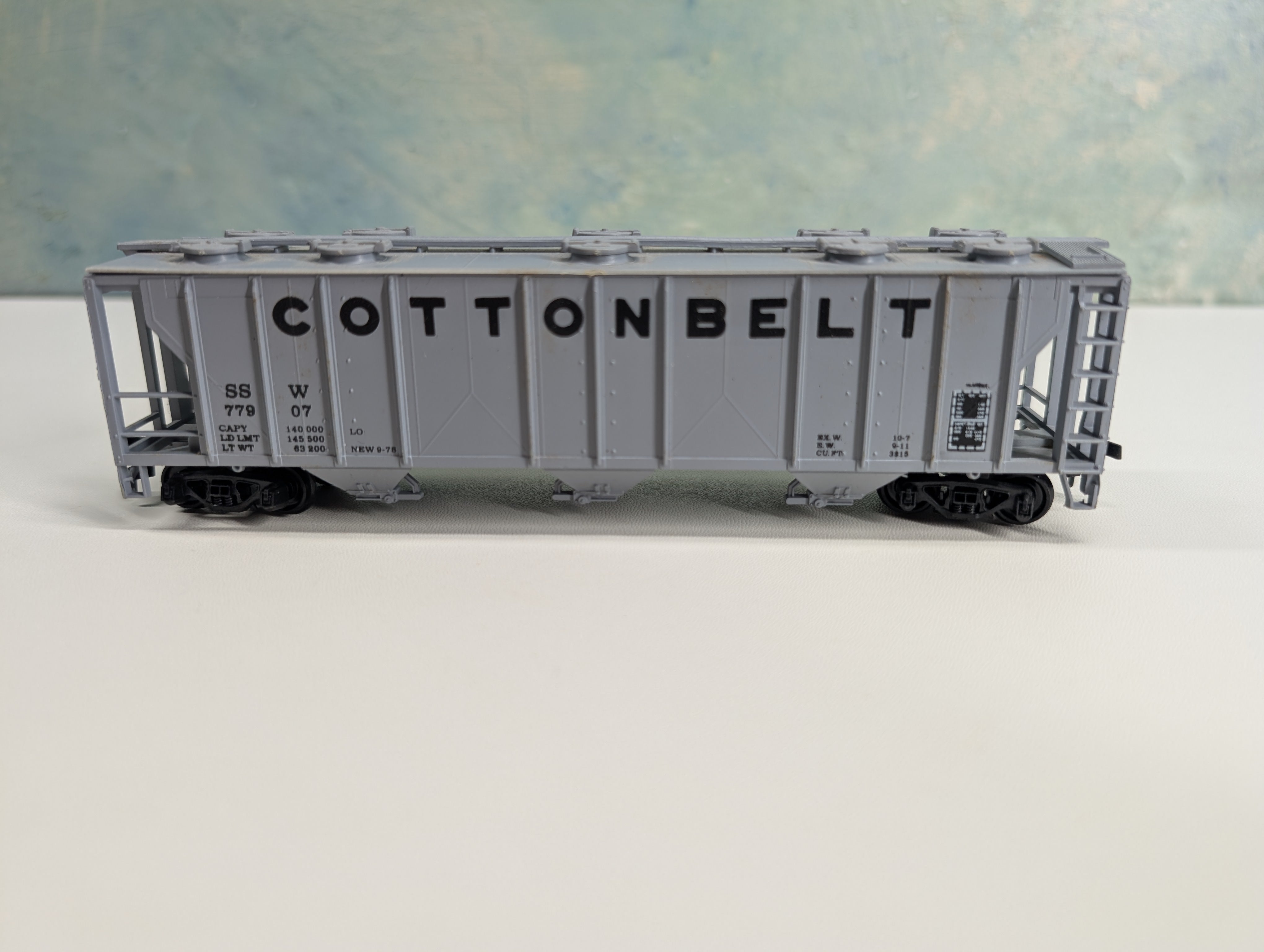 USED HO Scale 3 Bay Covered Hopper Cotton Belt SSW #77907