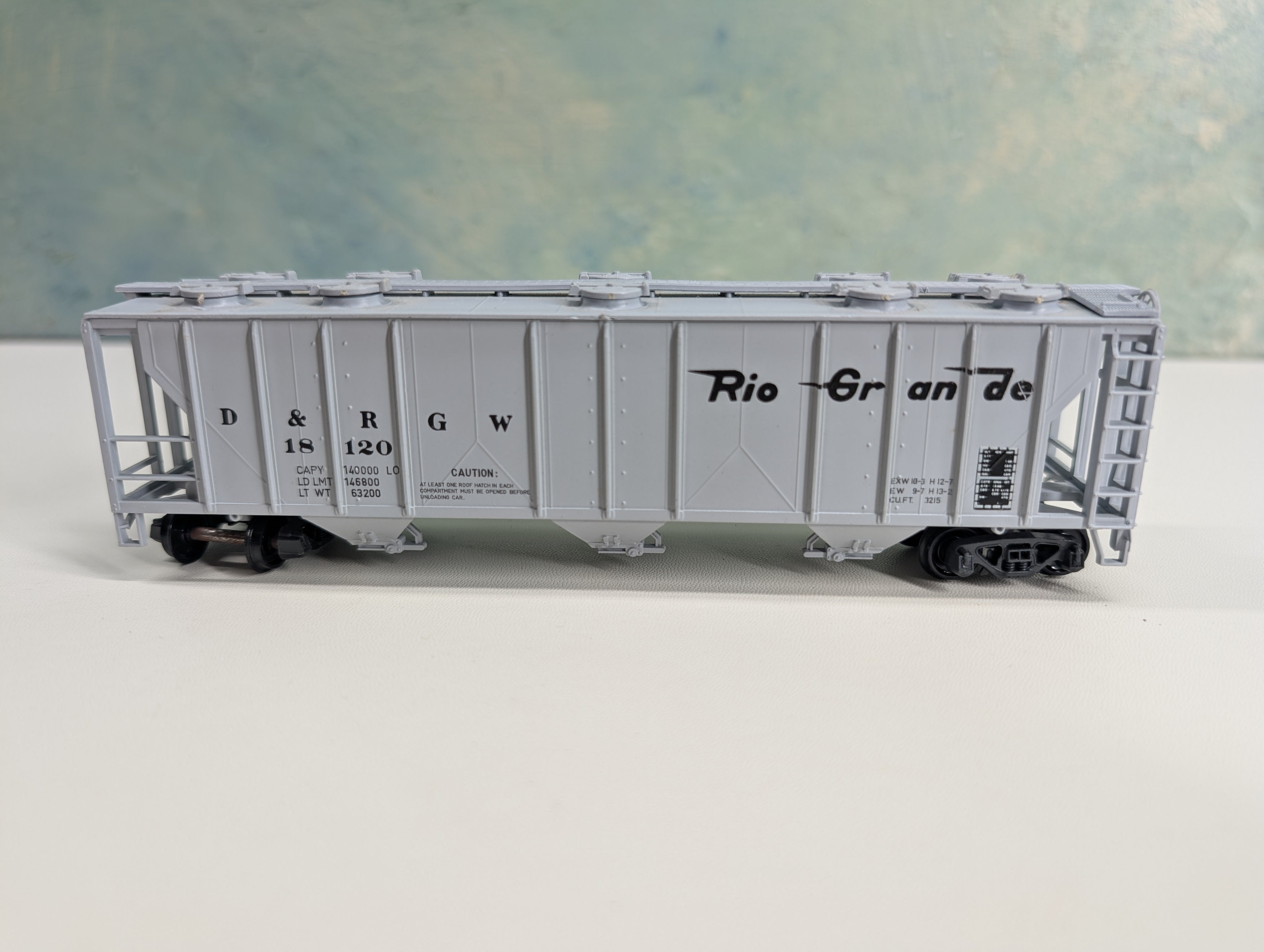 USED HO Scale 3 Bay Covered Hopper Rio Grande D&RGW #18120