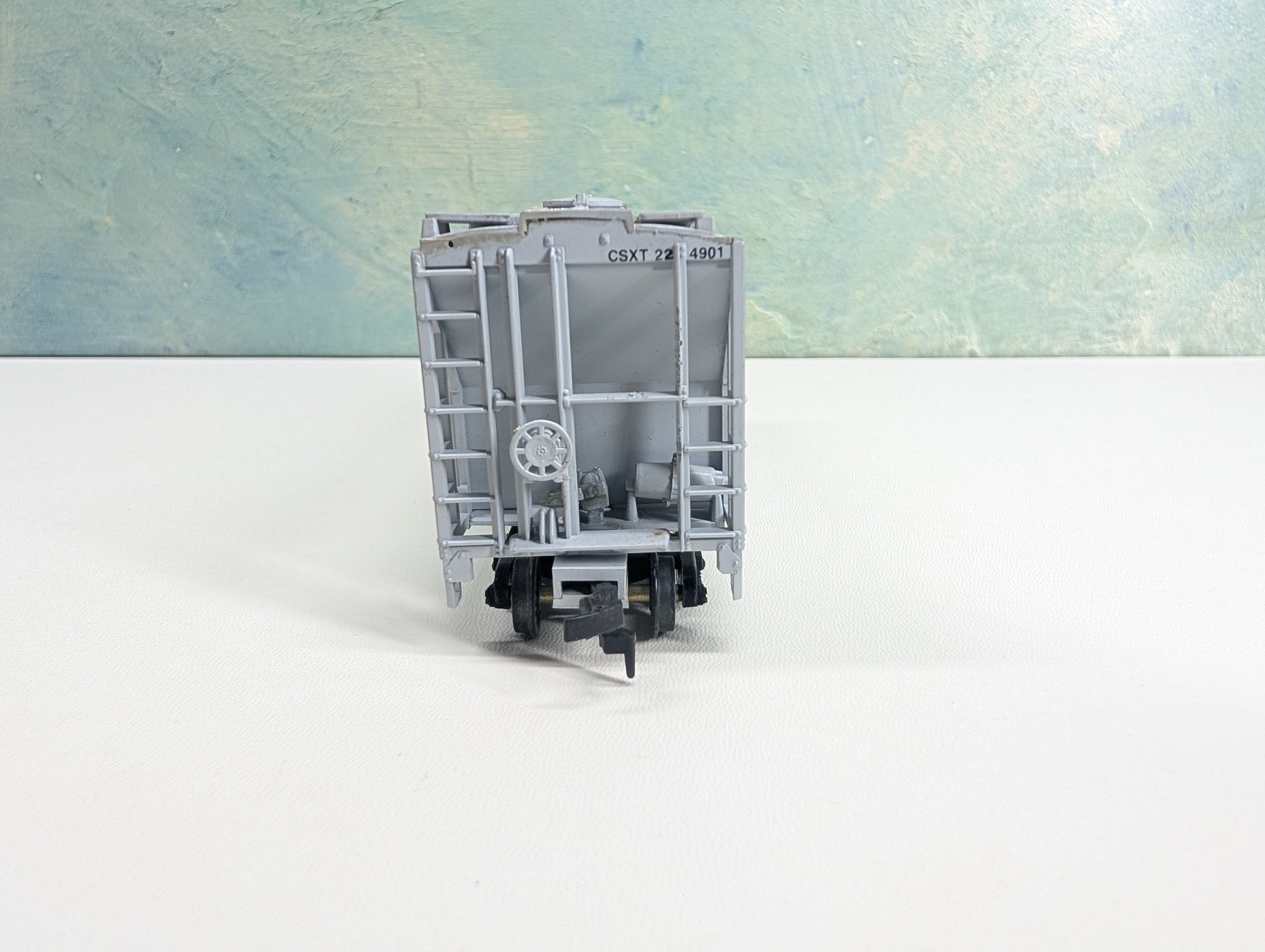 USED Walthers HO Scale 2 Bay Covered Hopper CSX #224901
