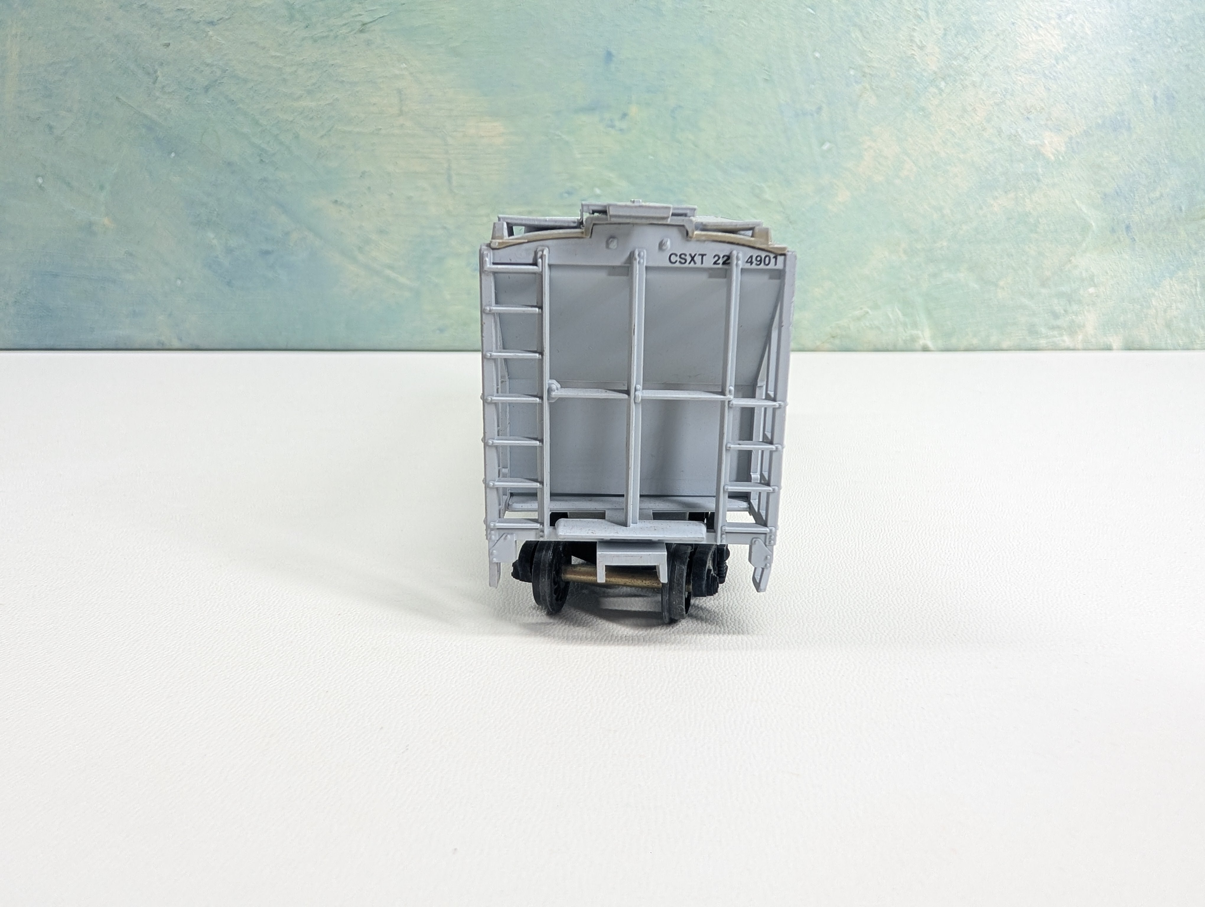 USED Walthers HO Scale 2 Bay Covered Hopper CSX #224901