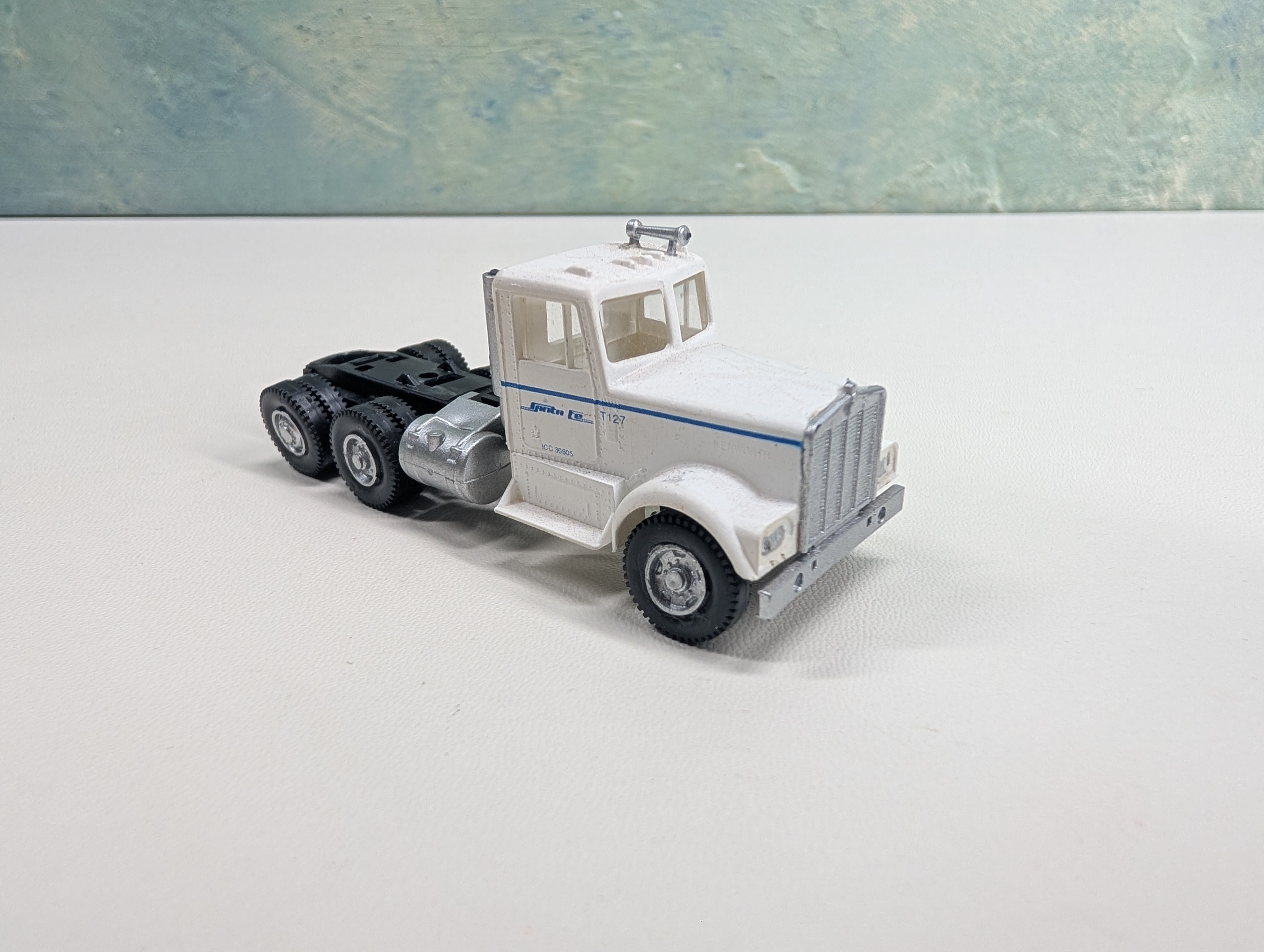 USED Athearn HO Scale Conventional Tractor Santa Fe