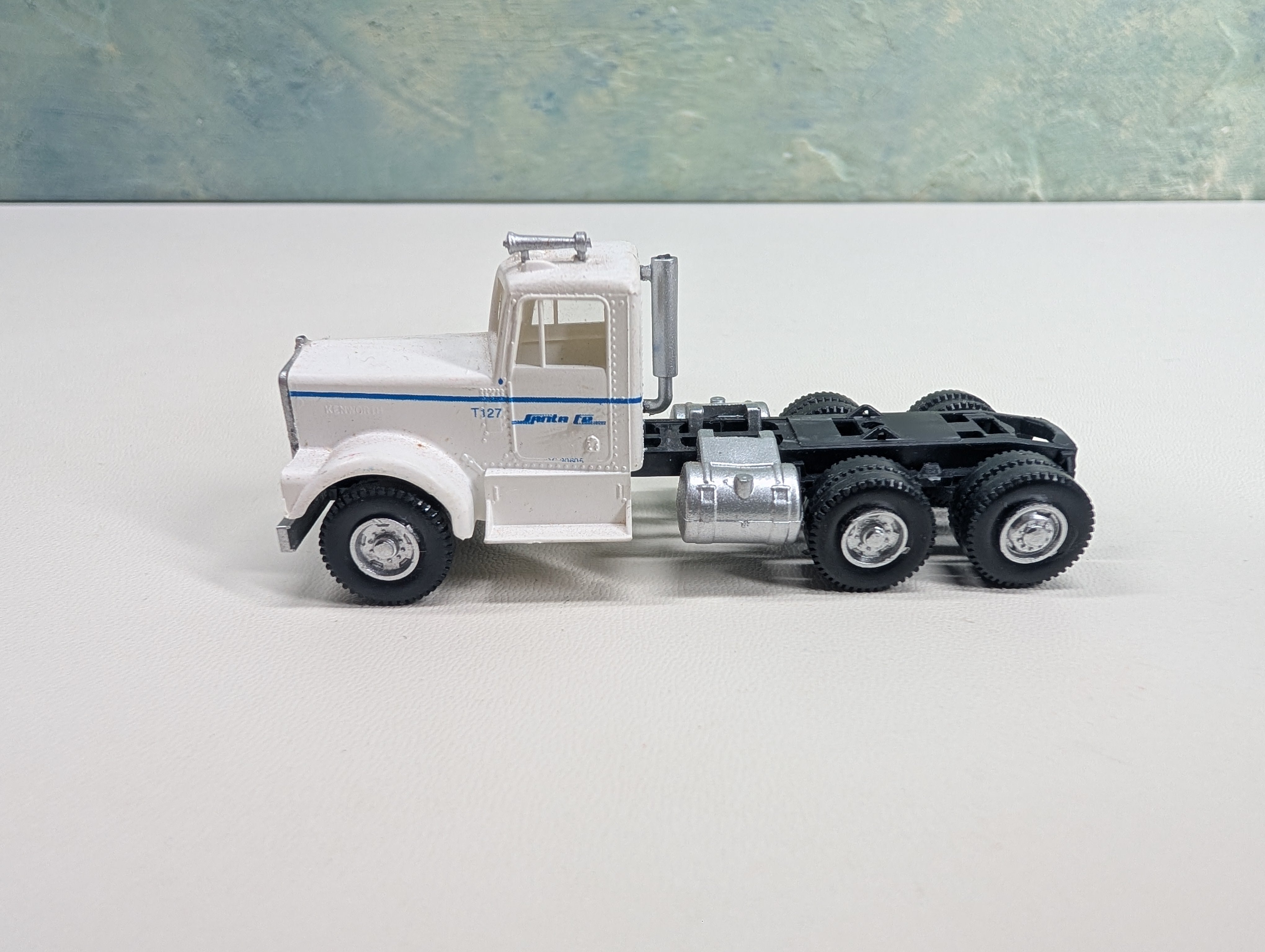 USED Athearn HO Scale Conventional Tractor Santa Fe