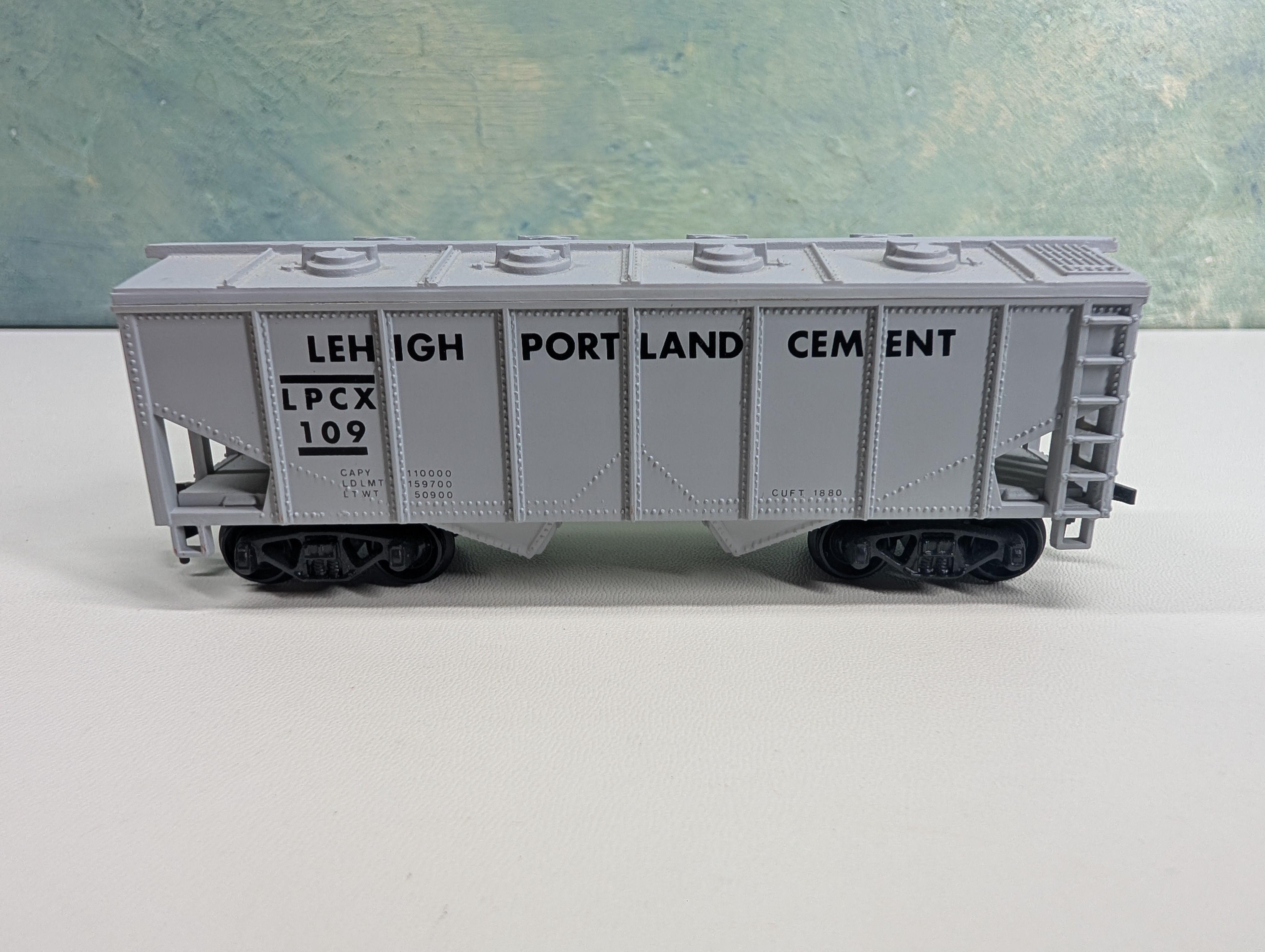 USED Model Power HO Scale 2 Bay Covered Hopper Lehigh Portland Cement LPCX #109