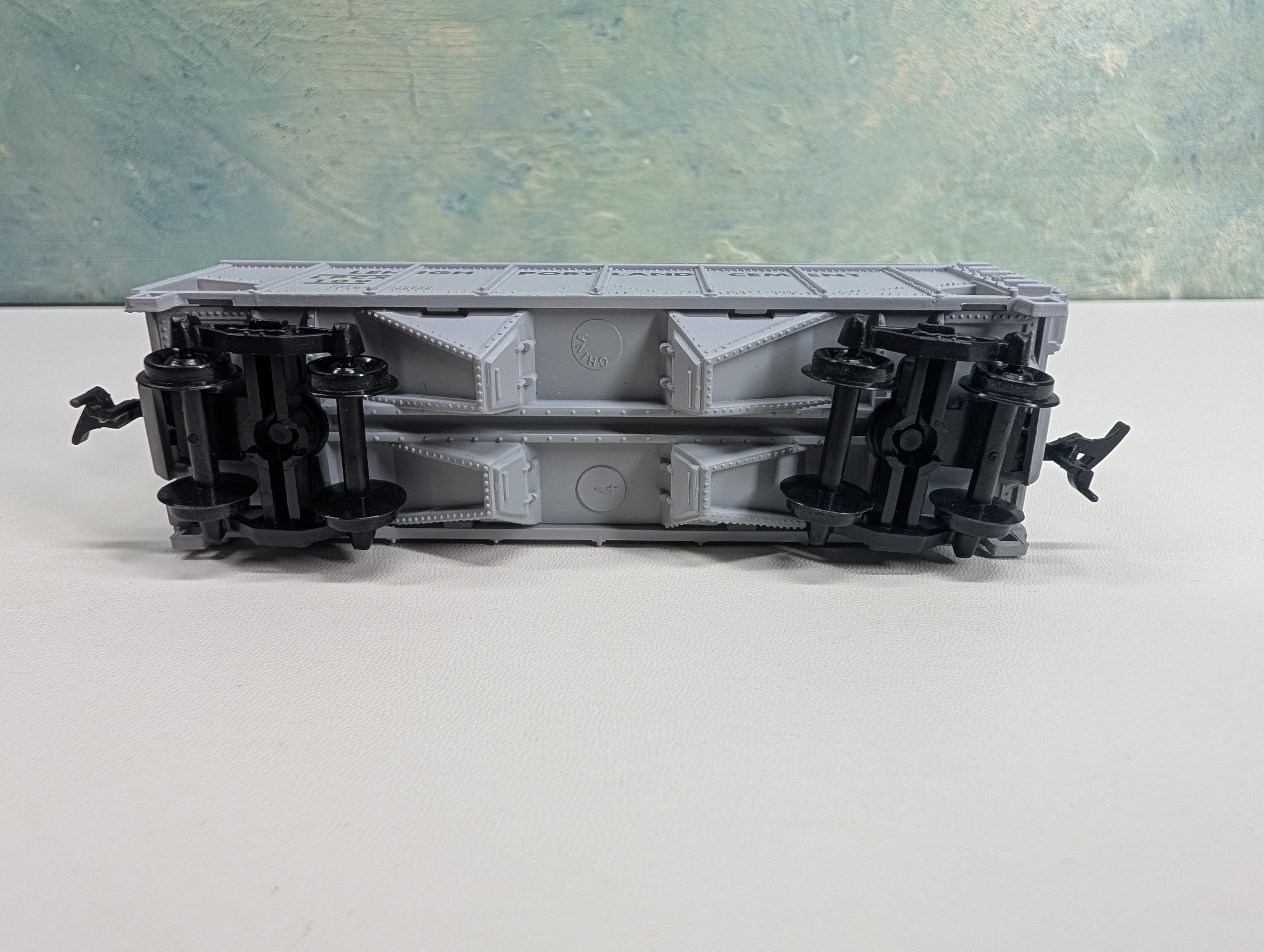 USED Model Power HO Scale 2 Bay Covered Hopper Lehigh Portland Cement LPCX #109