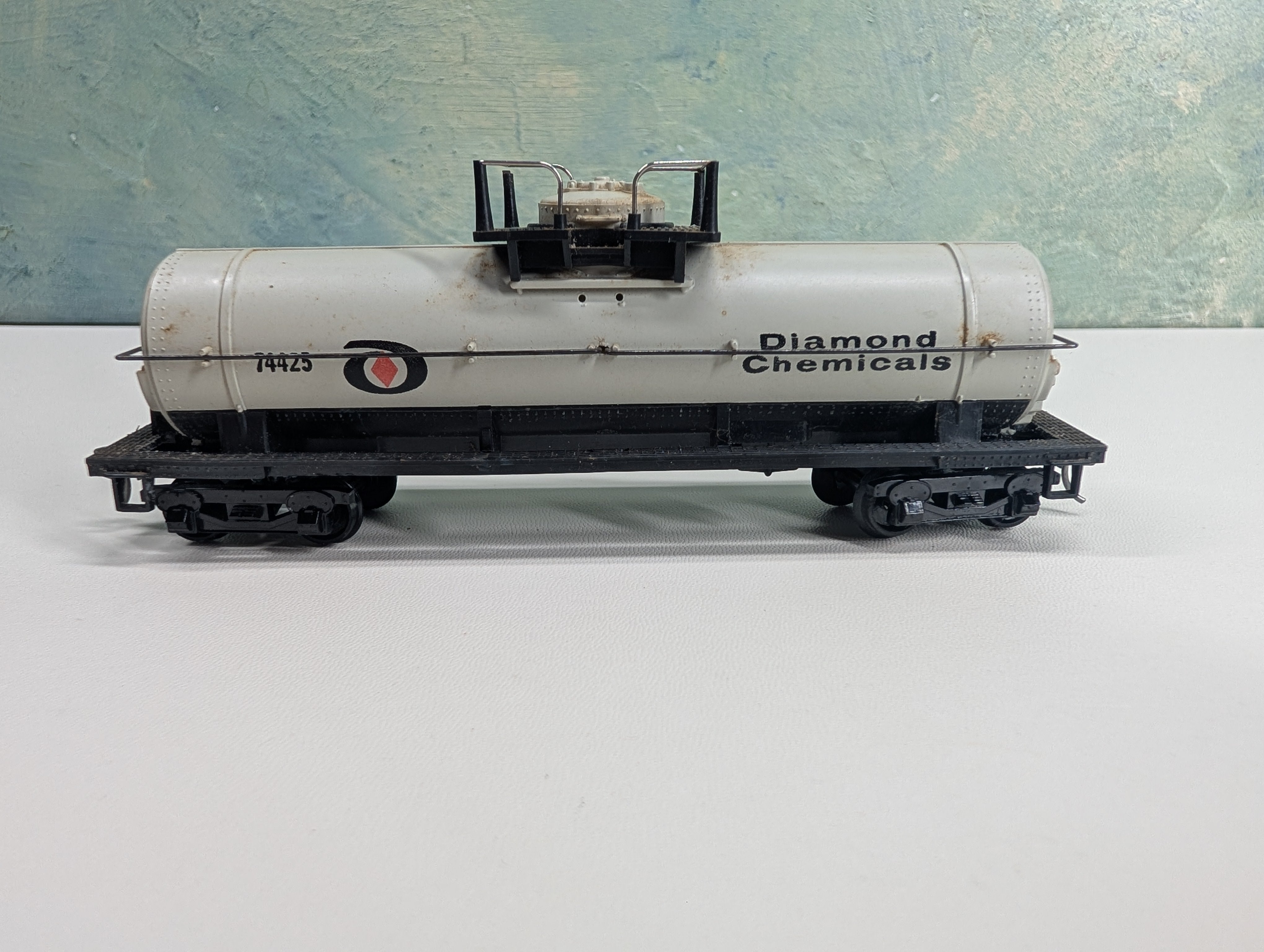 USED Tyco HO Scale Single Dome Tank Car Diamond Chemicals #74425