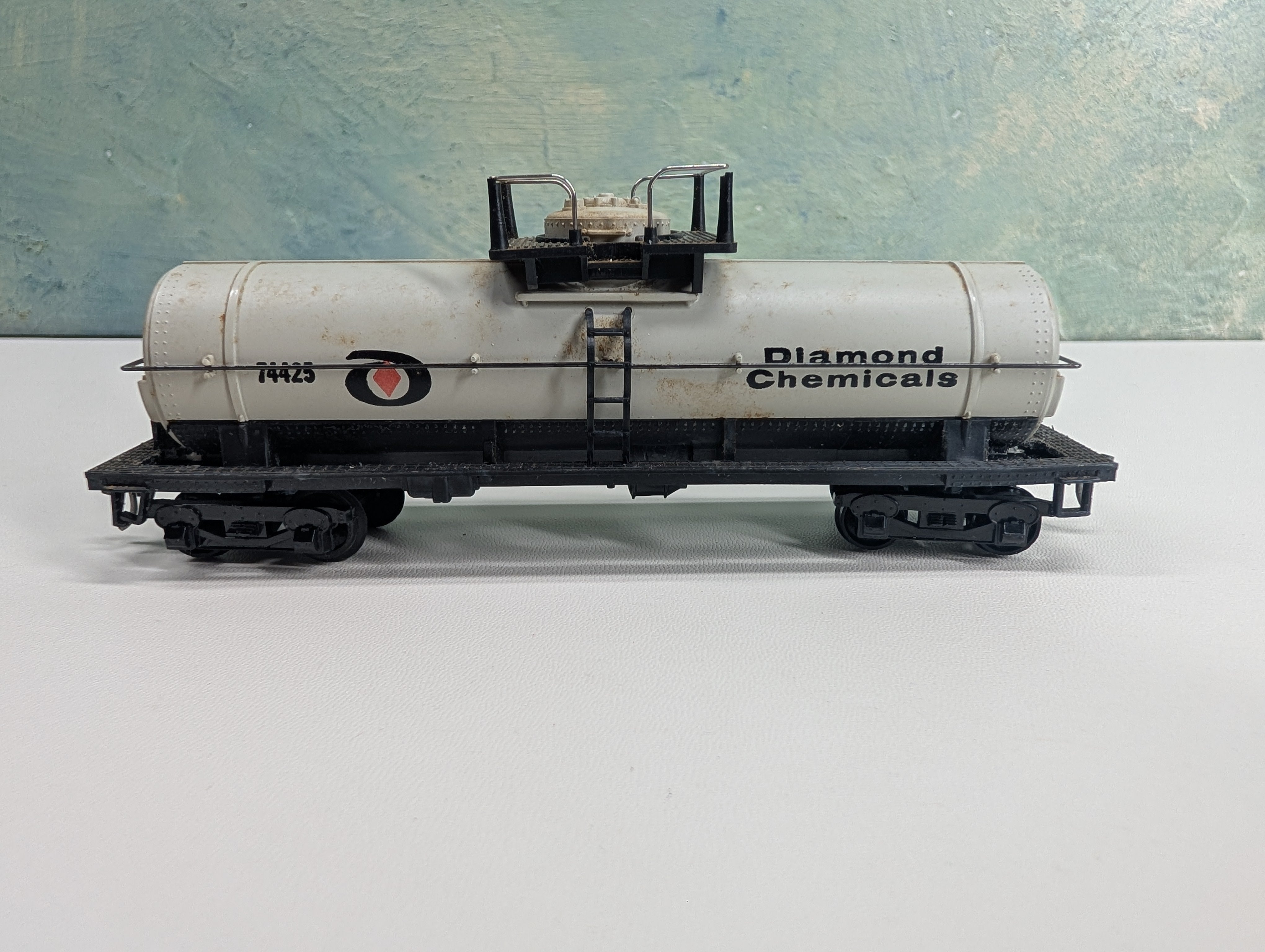 USED Tyco HO Scale Single Dome Tank Car Diamond Chemicals #74425
