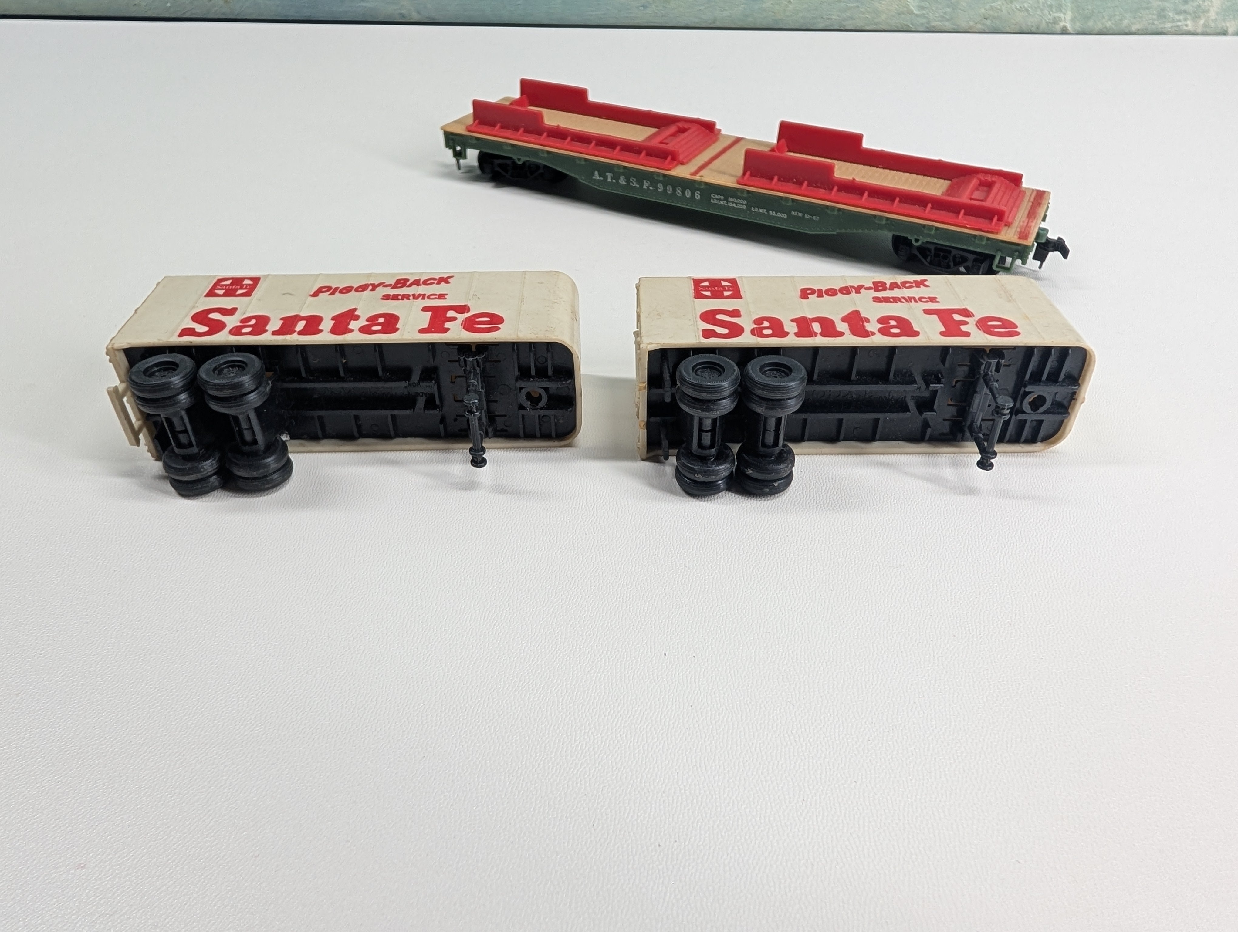 USED Mantua HO Scale 50' Flat Car w/ 2 Trailers Santa Fe ATSF #90806