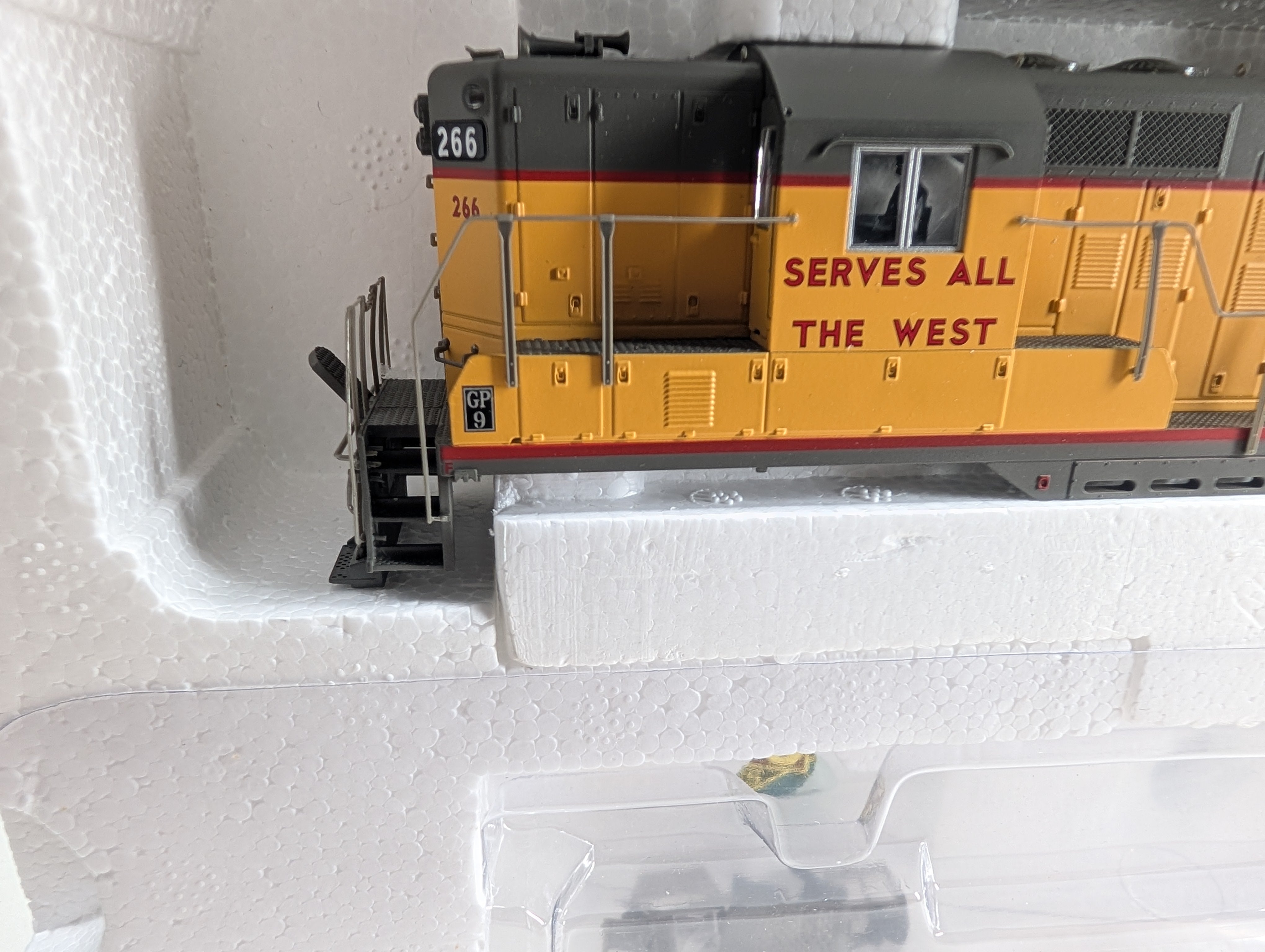 USED Life-Like 23622 HO Scale GP9 II Diesel Locomotive Shell Only Union Pacific UP #266