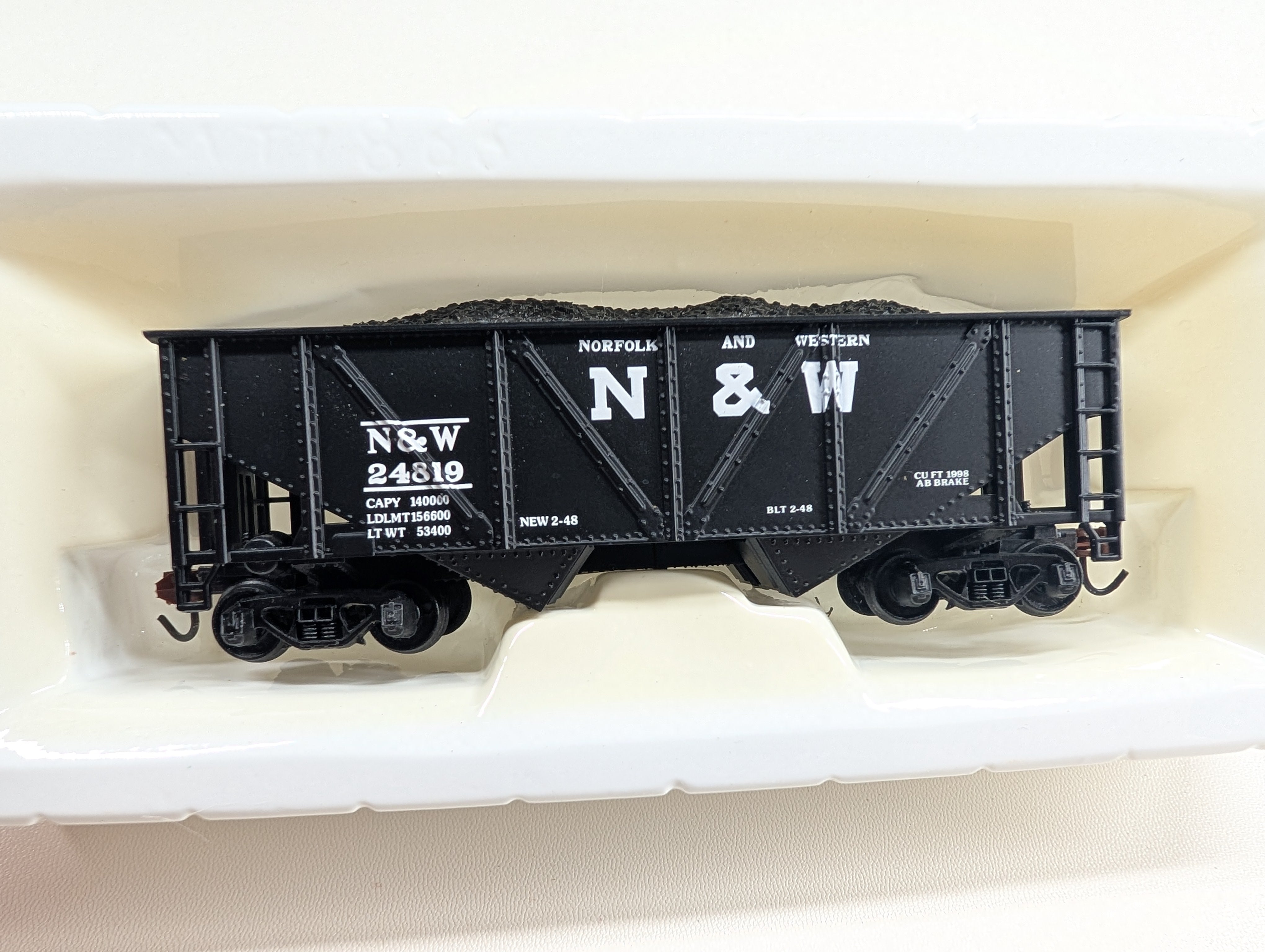 USED Mantua 729-041 HO Scale Heavy 2 Bay Hopper Norfolk & Western NW #24819 w/ Load