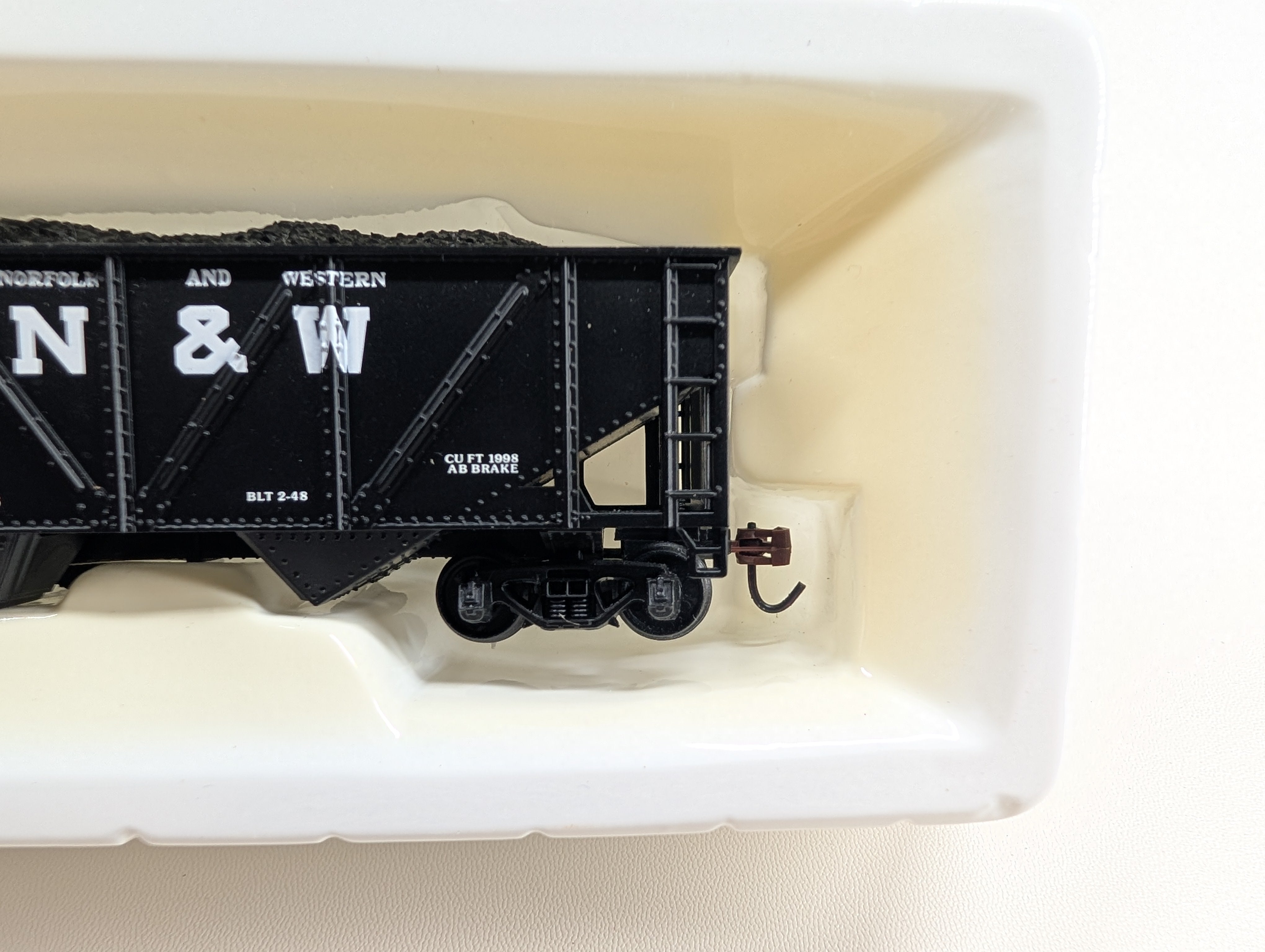 USED Mantua 729-041 HO Scale Heavy 2 Bay Hopper Norfolk & Western NW #24819 w/ Load