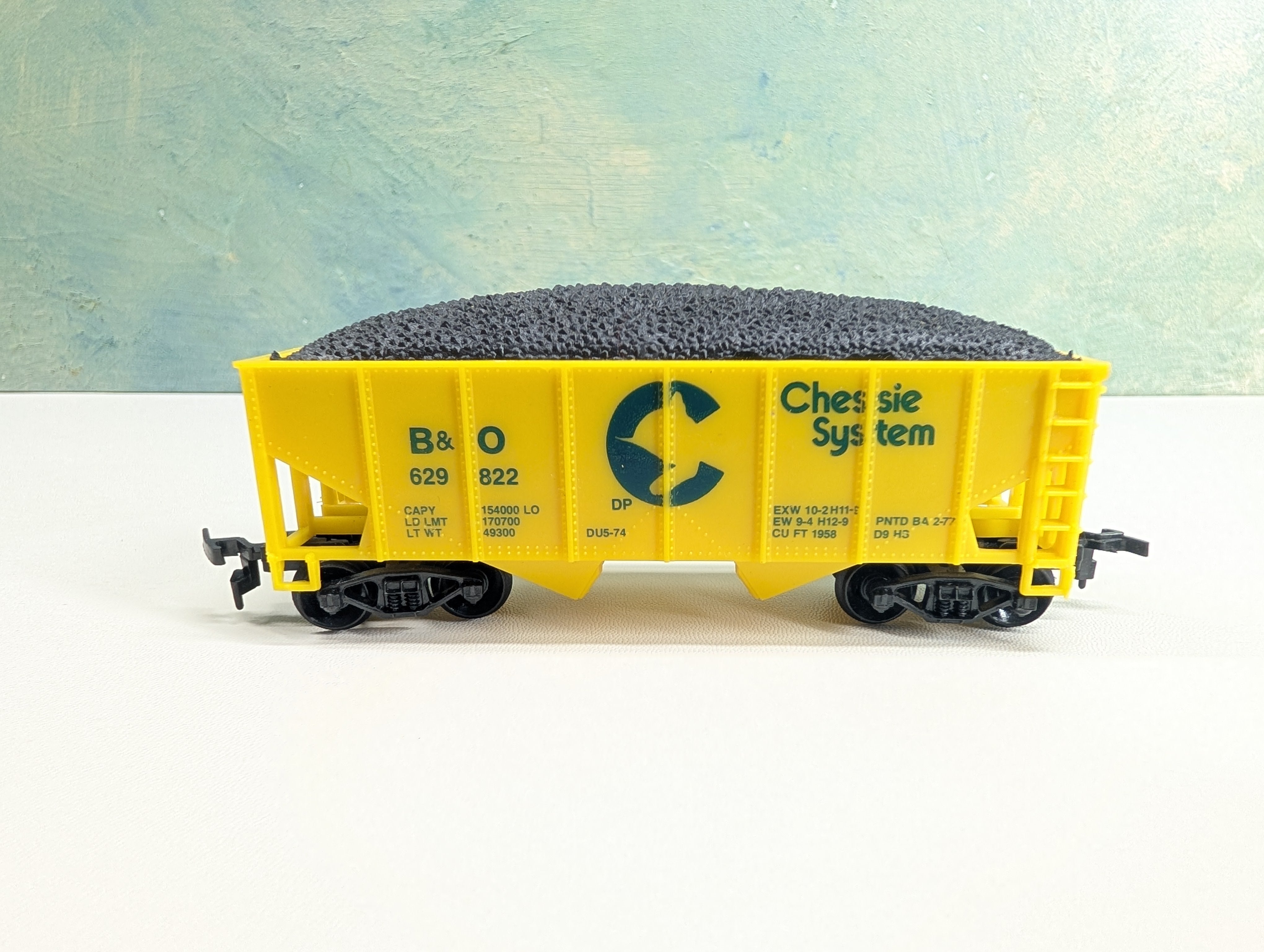 USED Life-Like 8520 HO Scale 2 Bay Hopper w/ Coal Load Chessie System B&O #629822