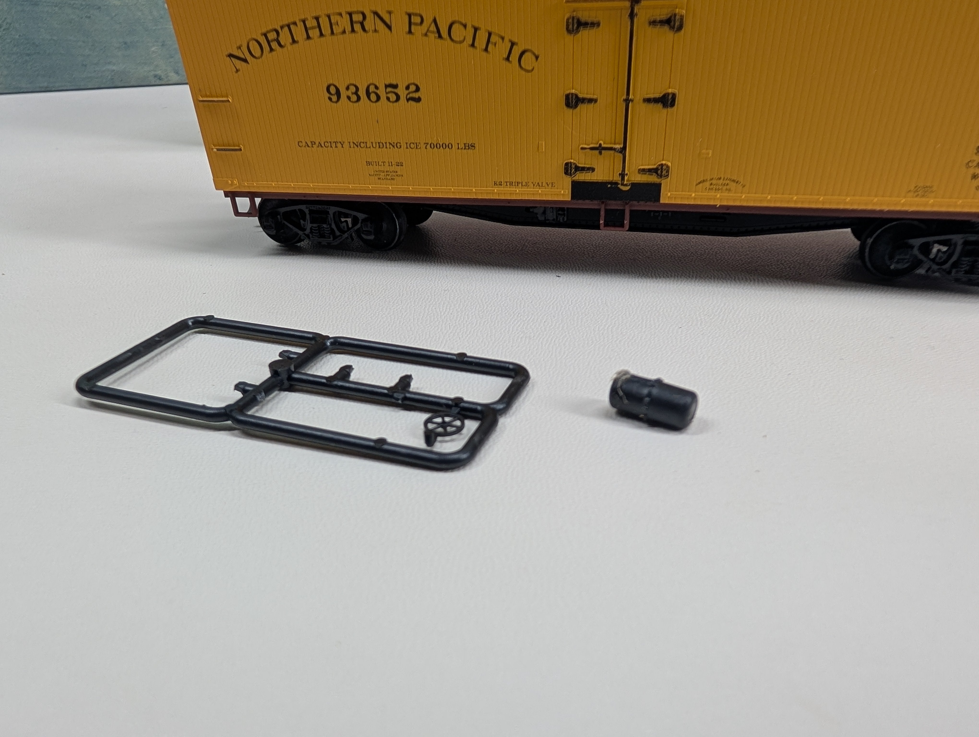 USED Accurail 81442 HO Scale 40' Wood Refrigerator Box Car Northern Pacific #93652 Metal Wheels