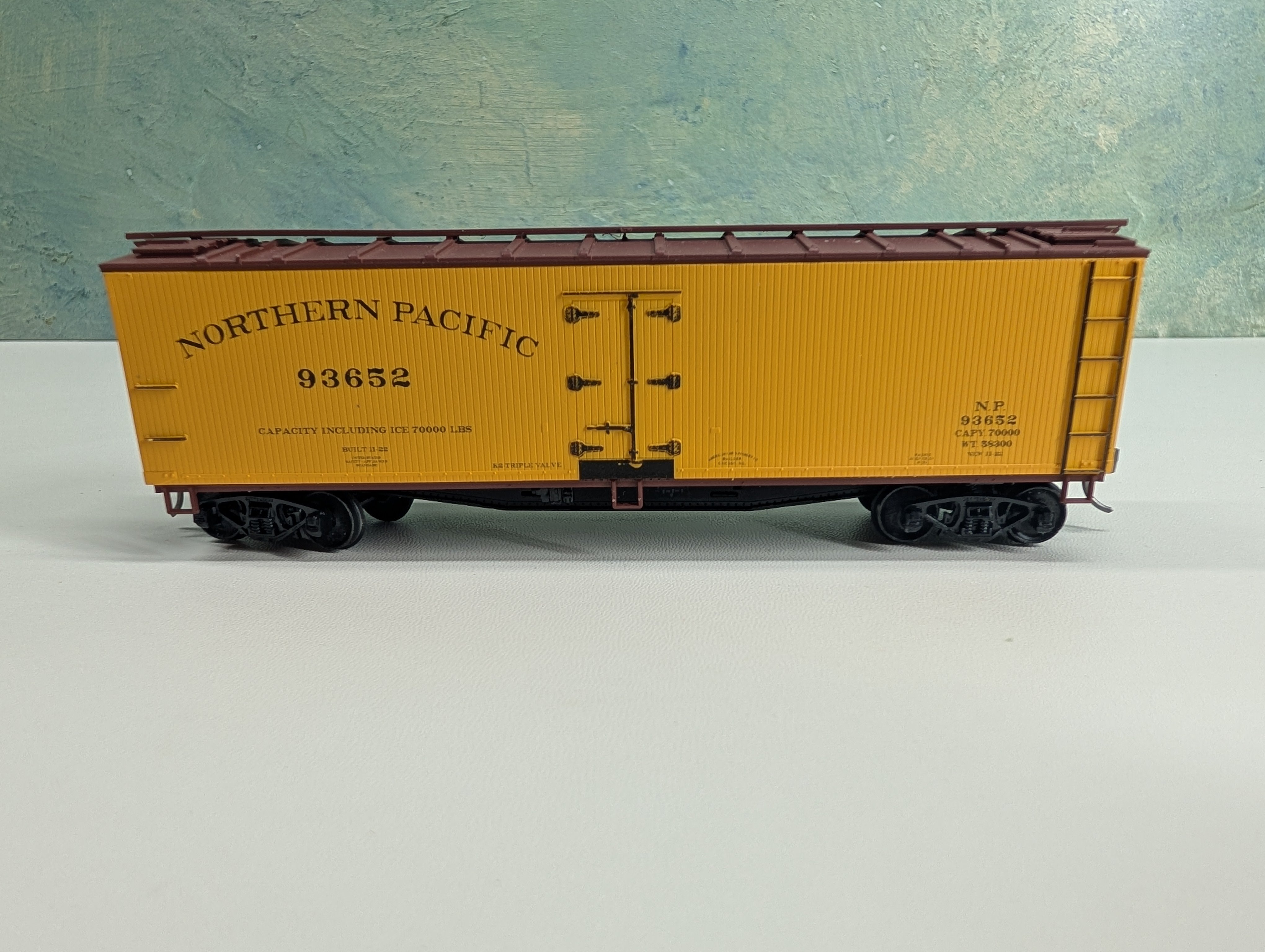 USED Accurail 81442 HO Scale 40' Wood Refrigerator Box Car Northern Pacific #93652 Metal Wheels