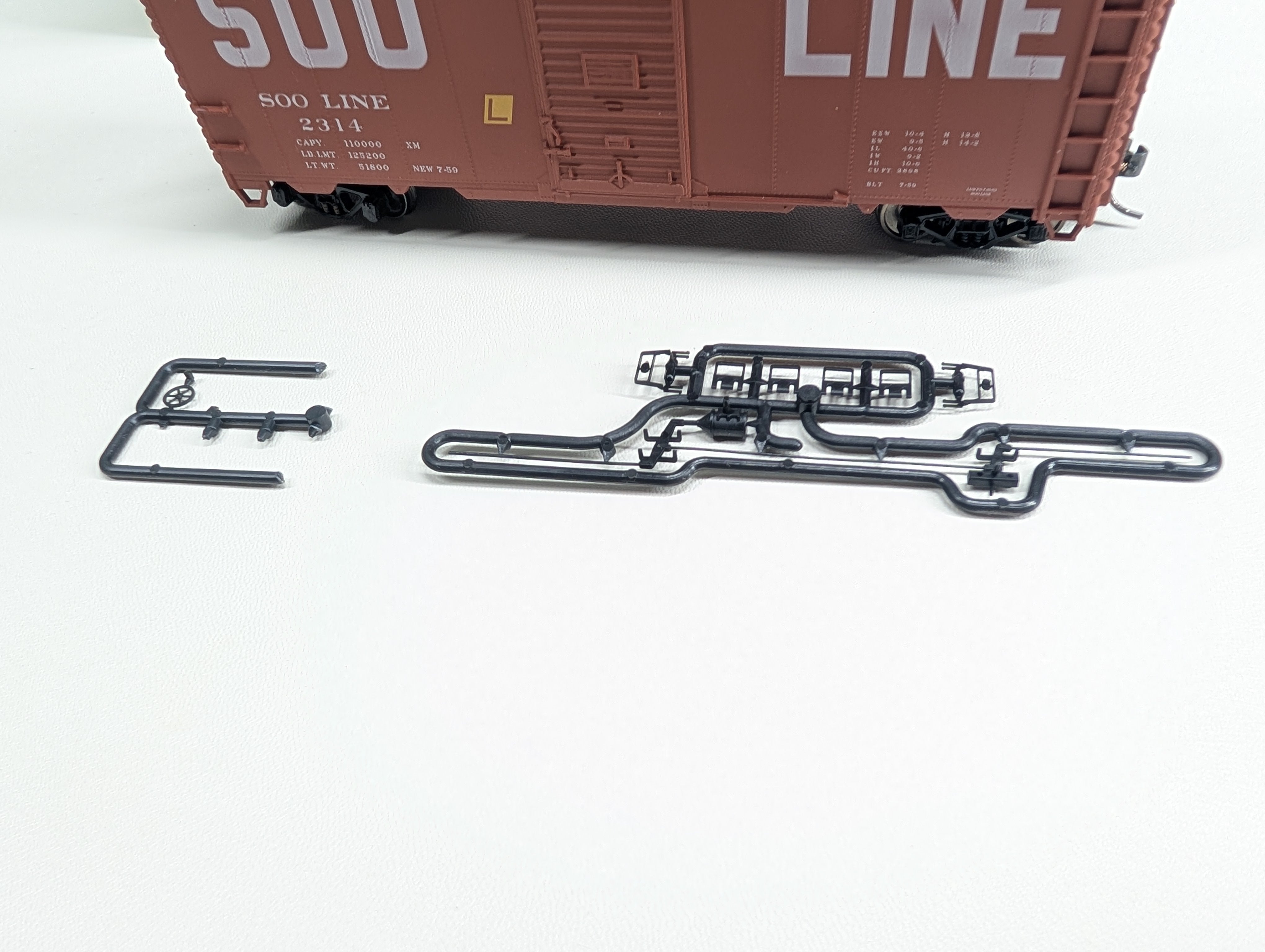 USED Accurail 35619 HO Scale 40' Riveted Steel Box Car SOO Line #2314 Metal Wheels