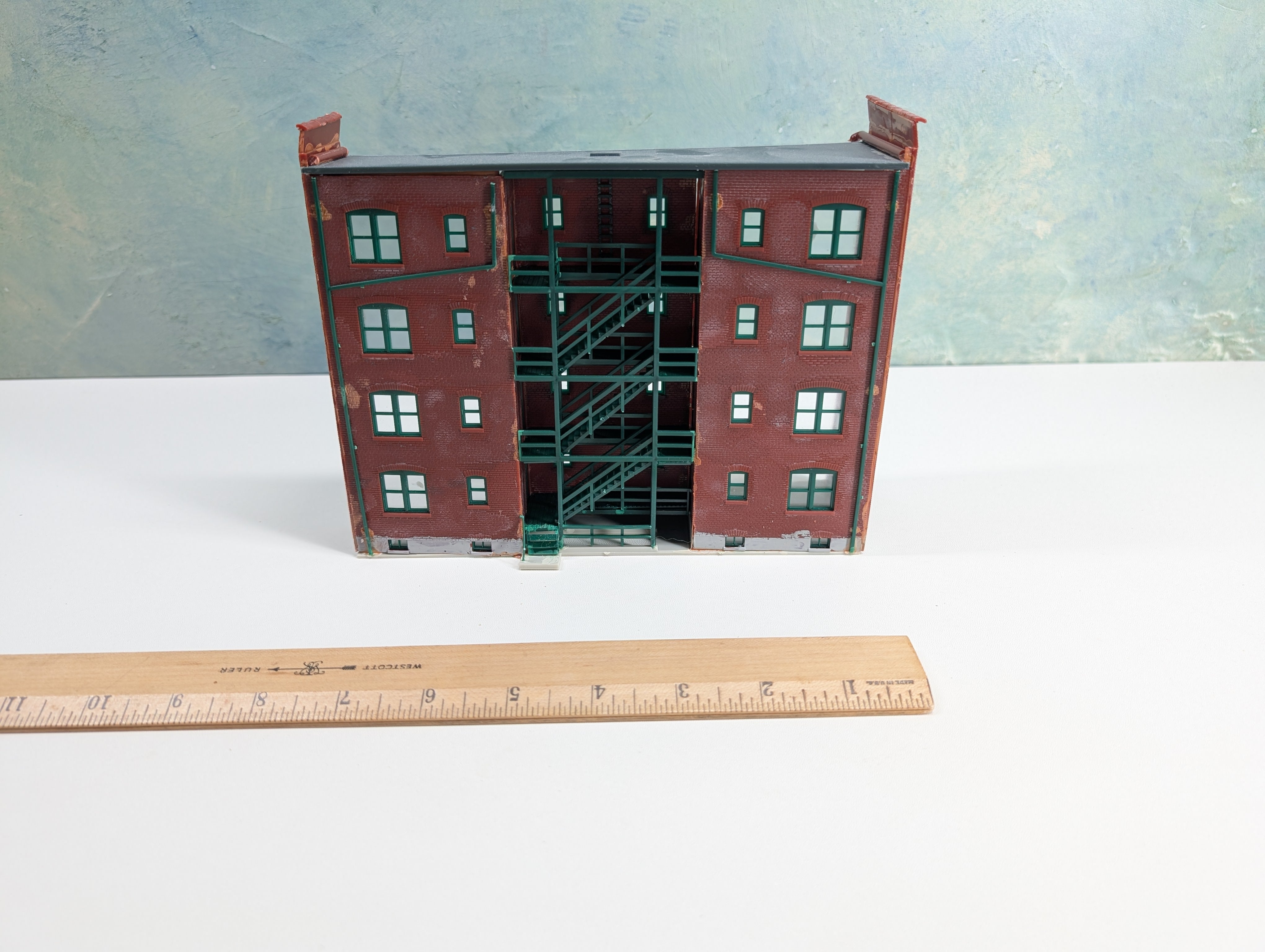 USED Walthers HO Scale Red Brick Parkview Terrace Apartment "Wall" Building, Backdrop Building, Background