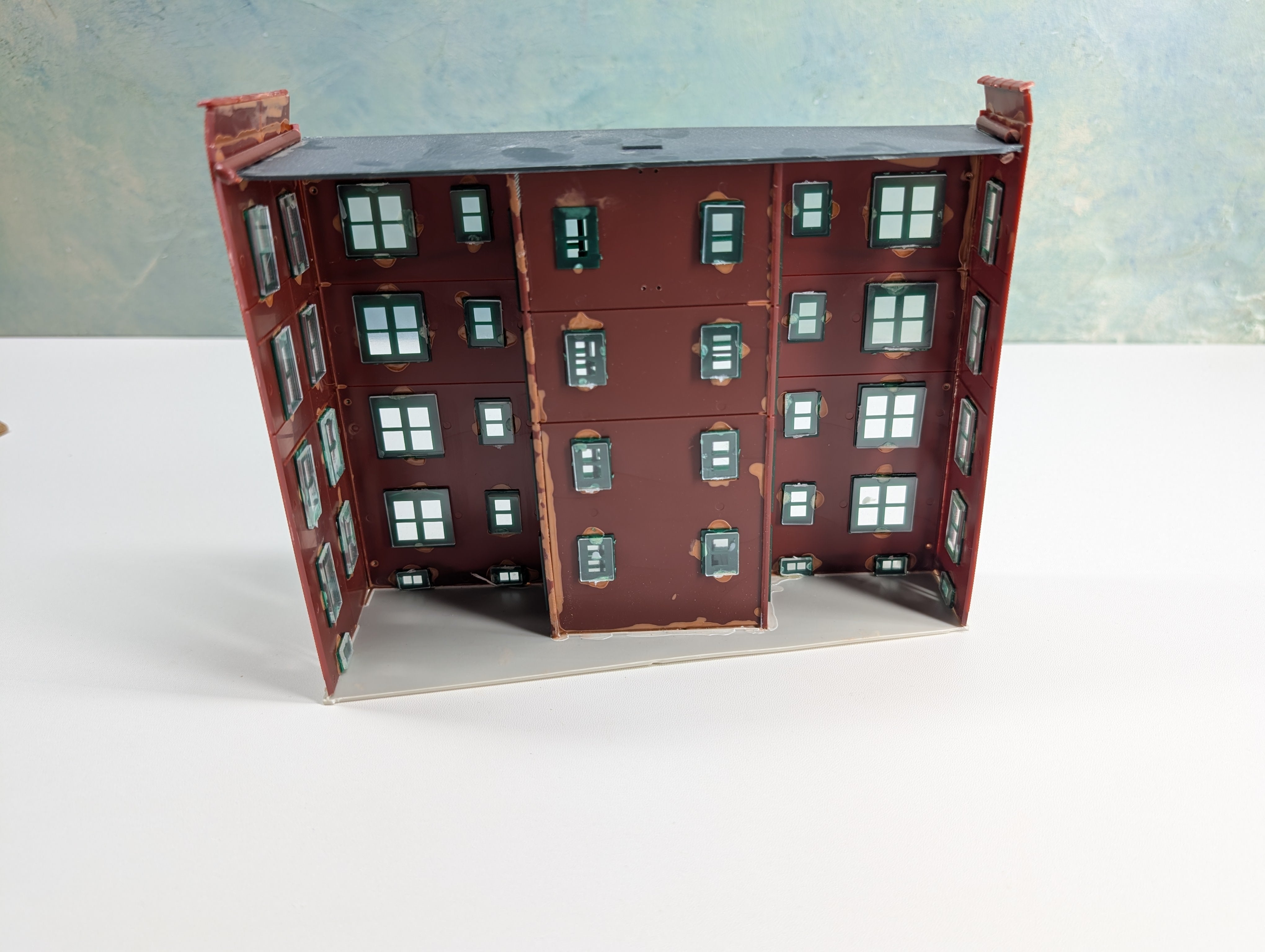 USED Walthers HO Scale Red Brick Parkview Terrace Apartment "Wall" Building, Backdrop Building, Background