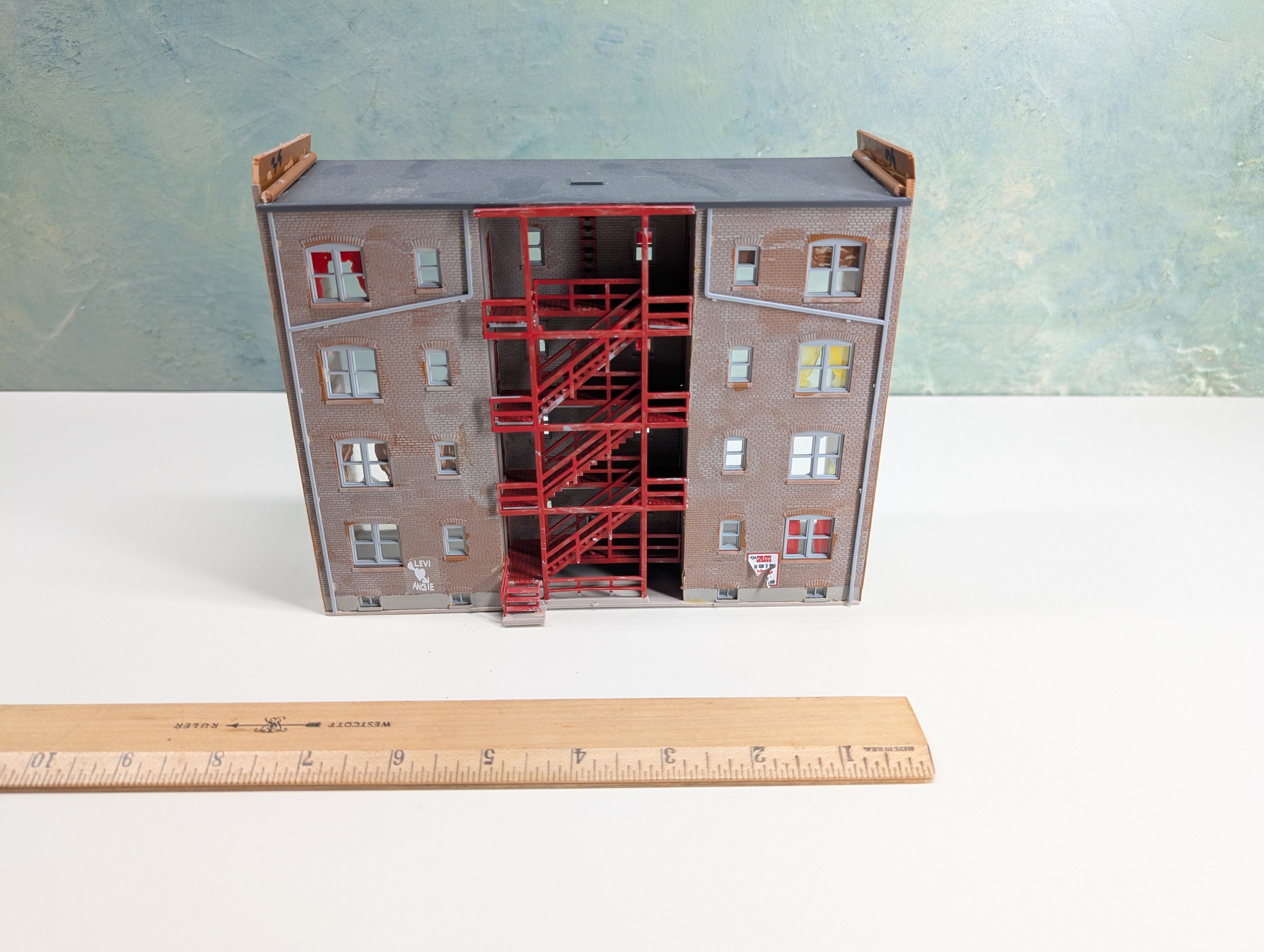USED Walthers HO Scale Brown Brick Parkview Terrace Apartment "Wall" Building, Backdrop Building, Background