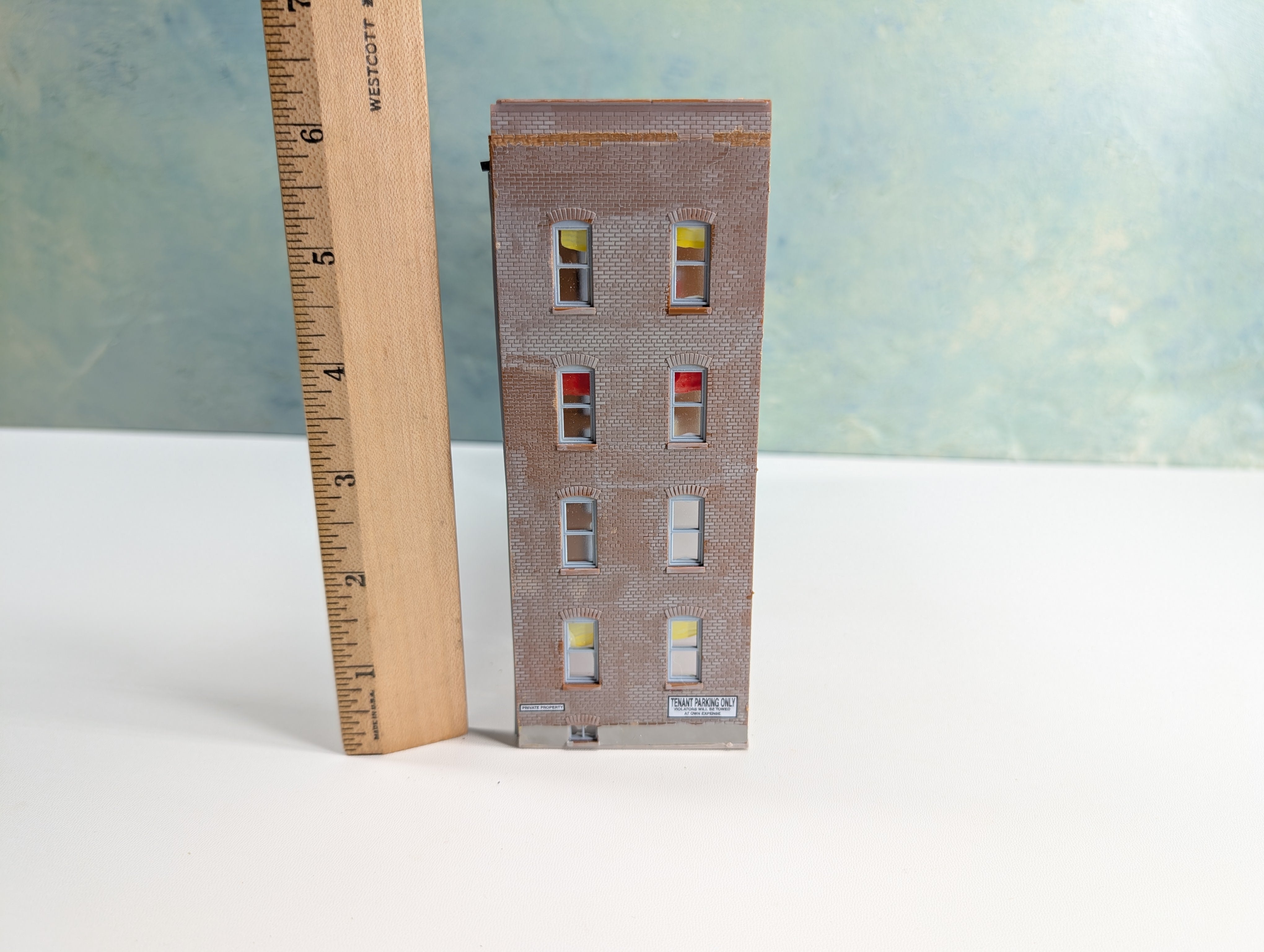 USED Walthers HO Scale Brown Brick Parkview Terrace Apartment "Wall" Building, Backdrop Building, Background
