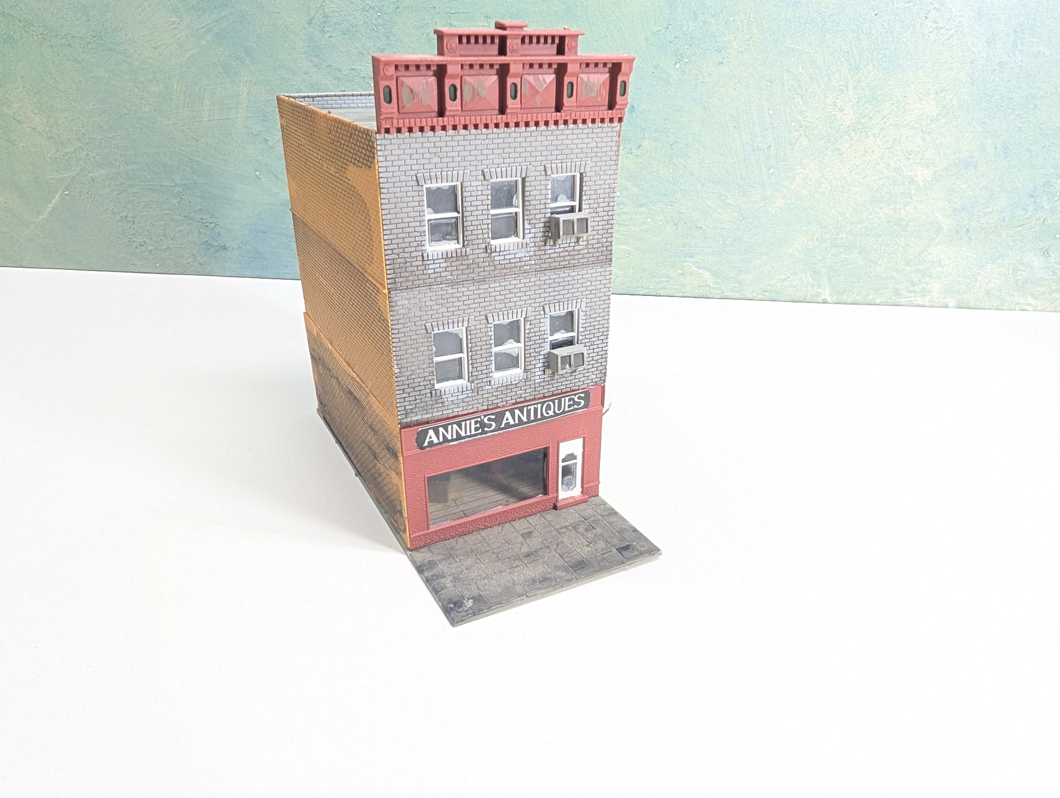 USED Pola HO Scale Annie's Antiques, Brick Storefront
