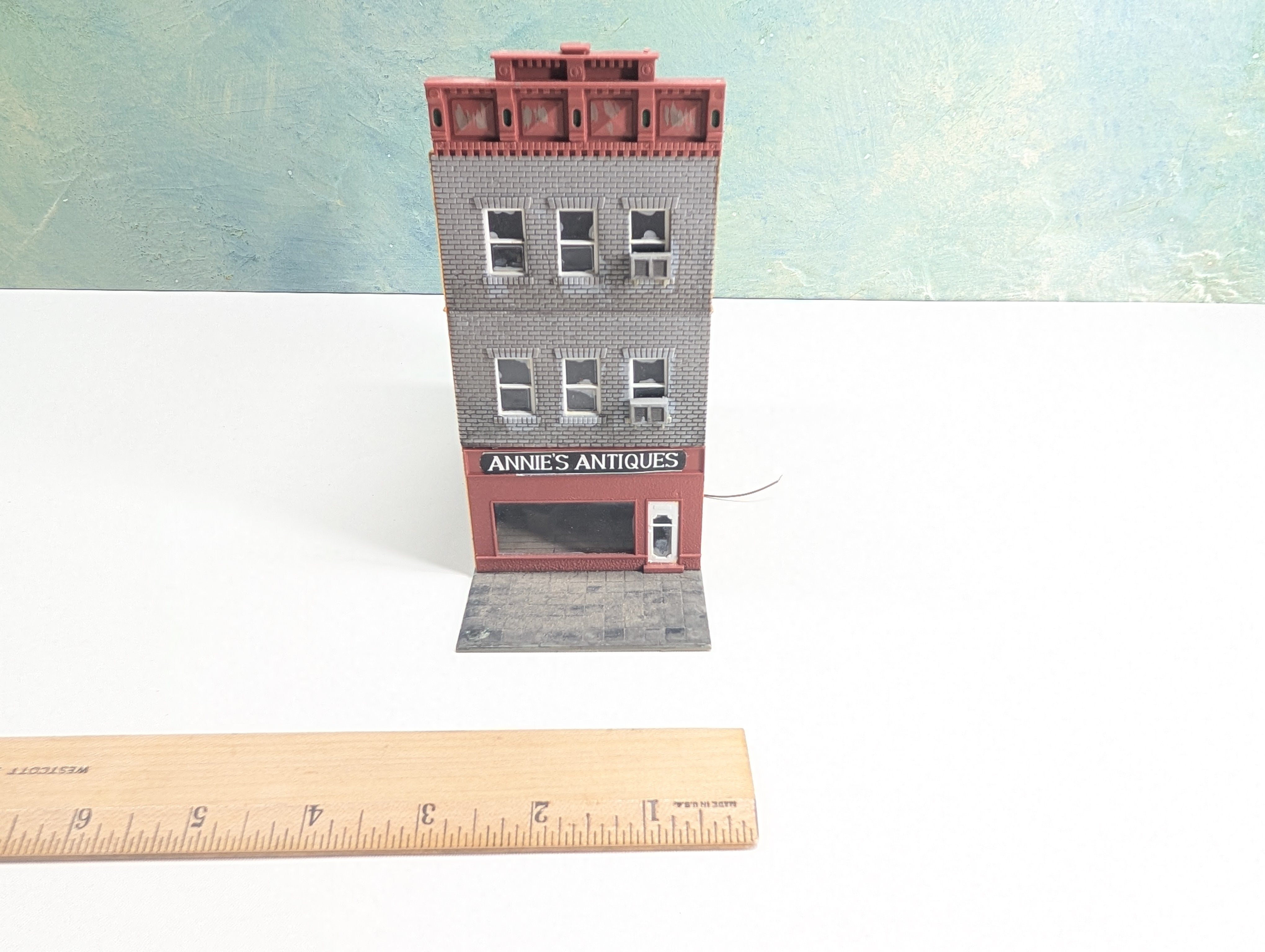 USED Pola HO Scale Annie's Antiques, Brick Storefront