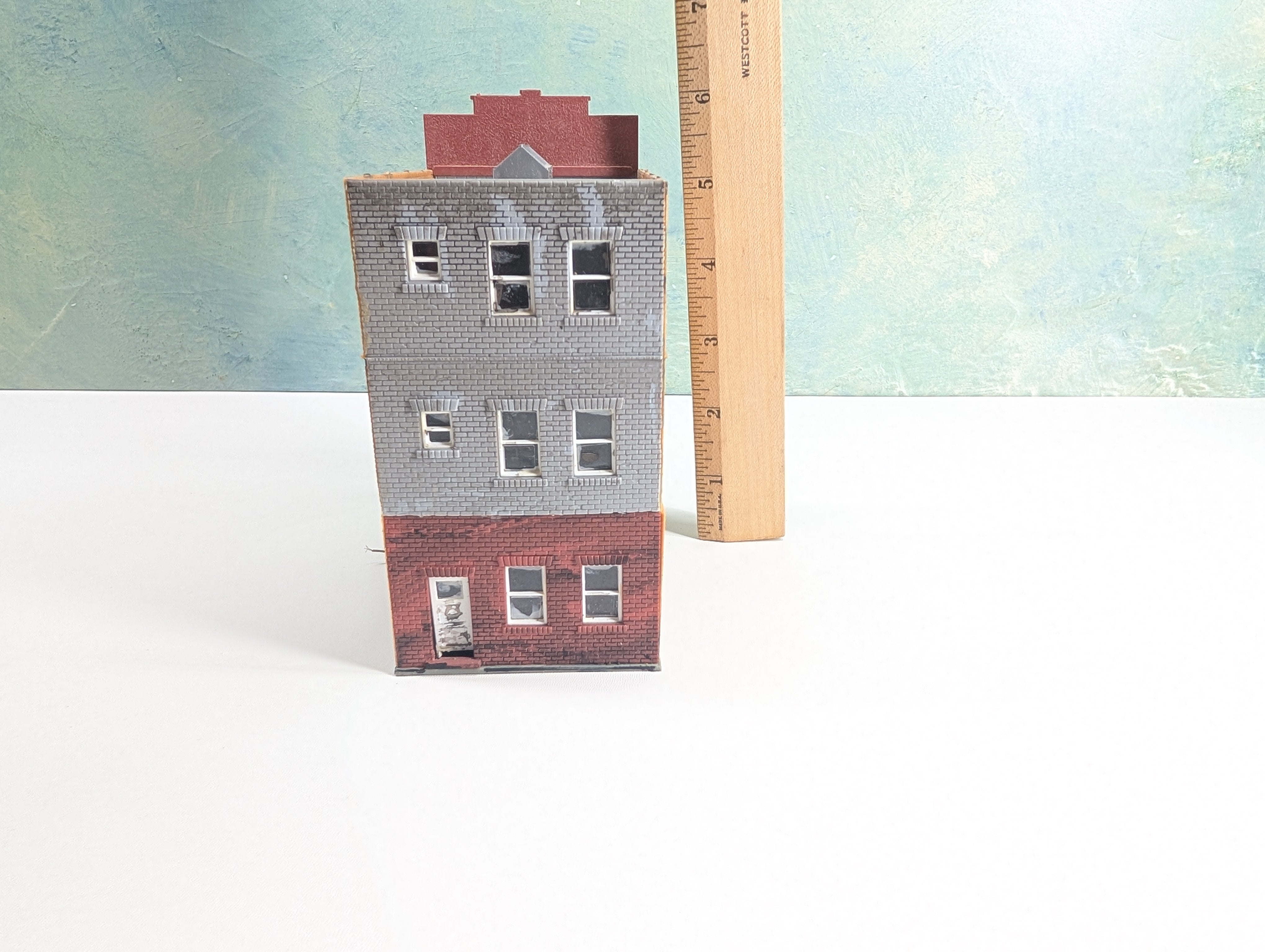 USED Pola HO Scale Annie's Antiques, Brick Storefront