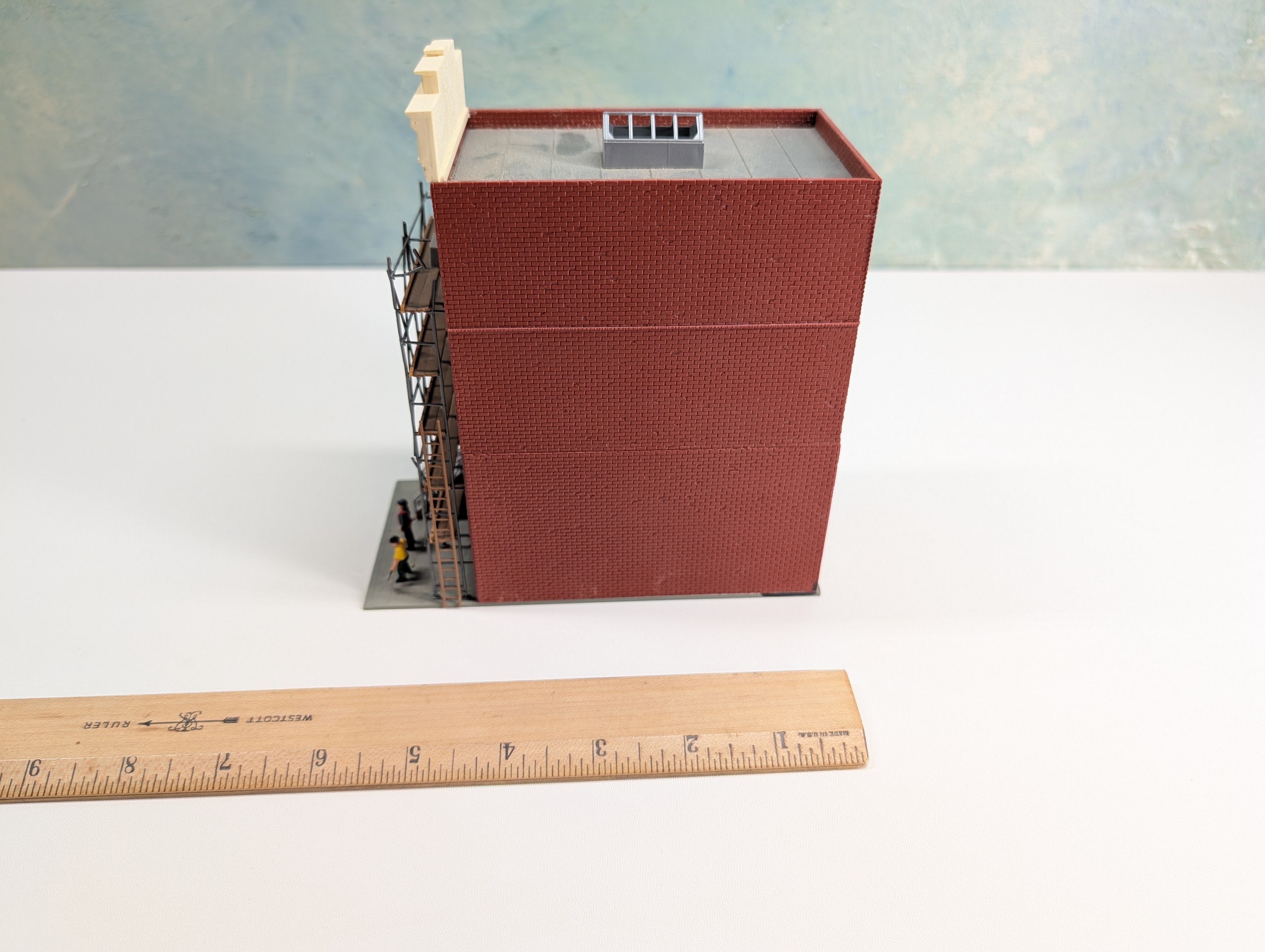 USED Pola HO Scale Brick Apartments with Scaffolding