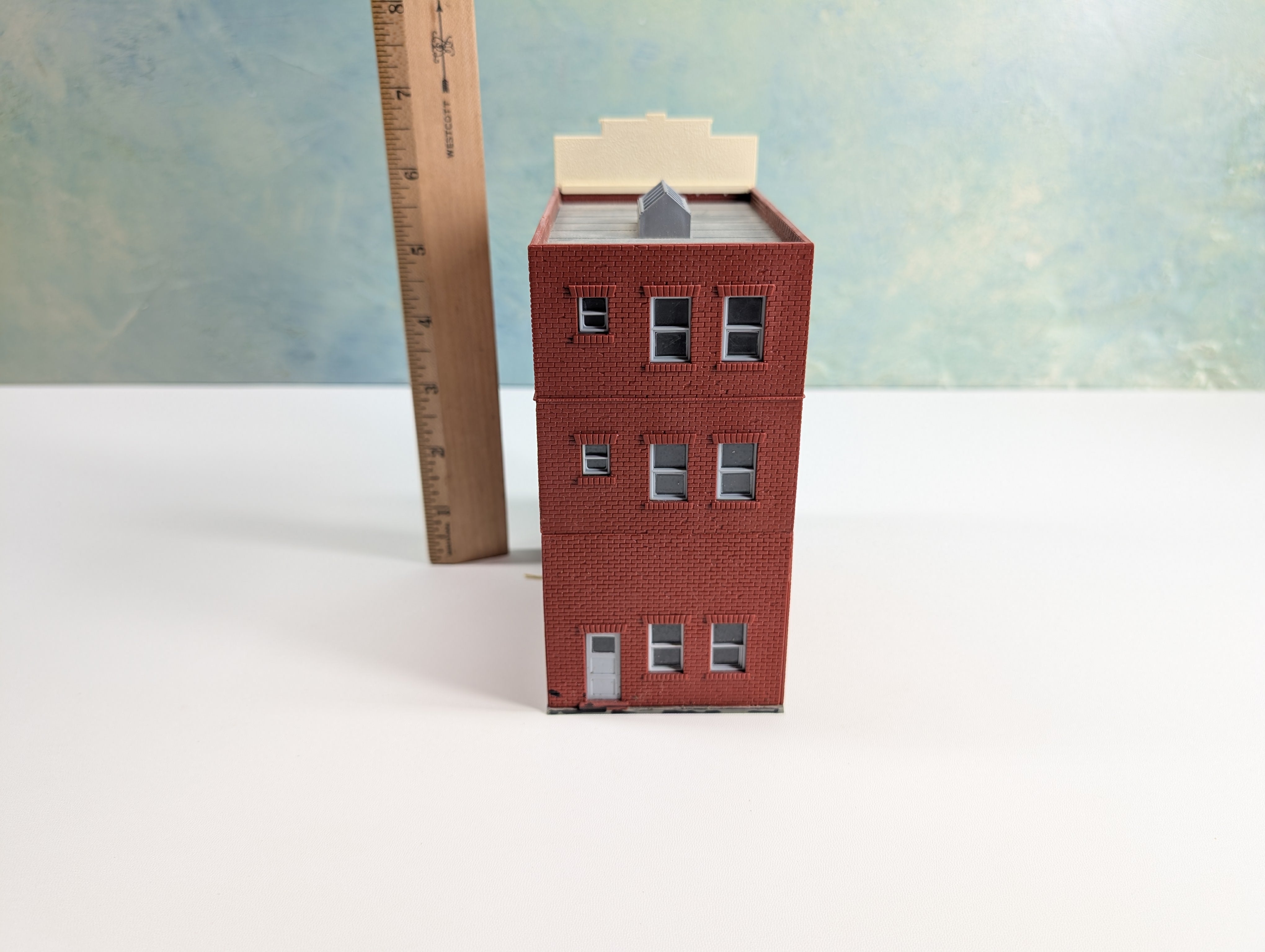 USED Pola HO Scale Brick Apartments with Scaffolding
