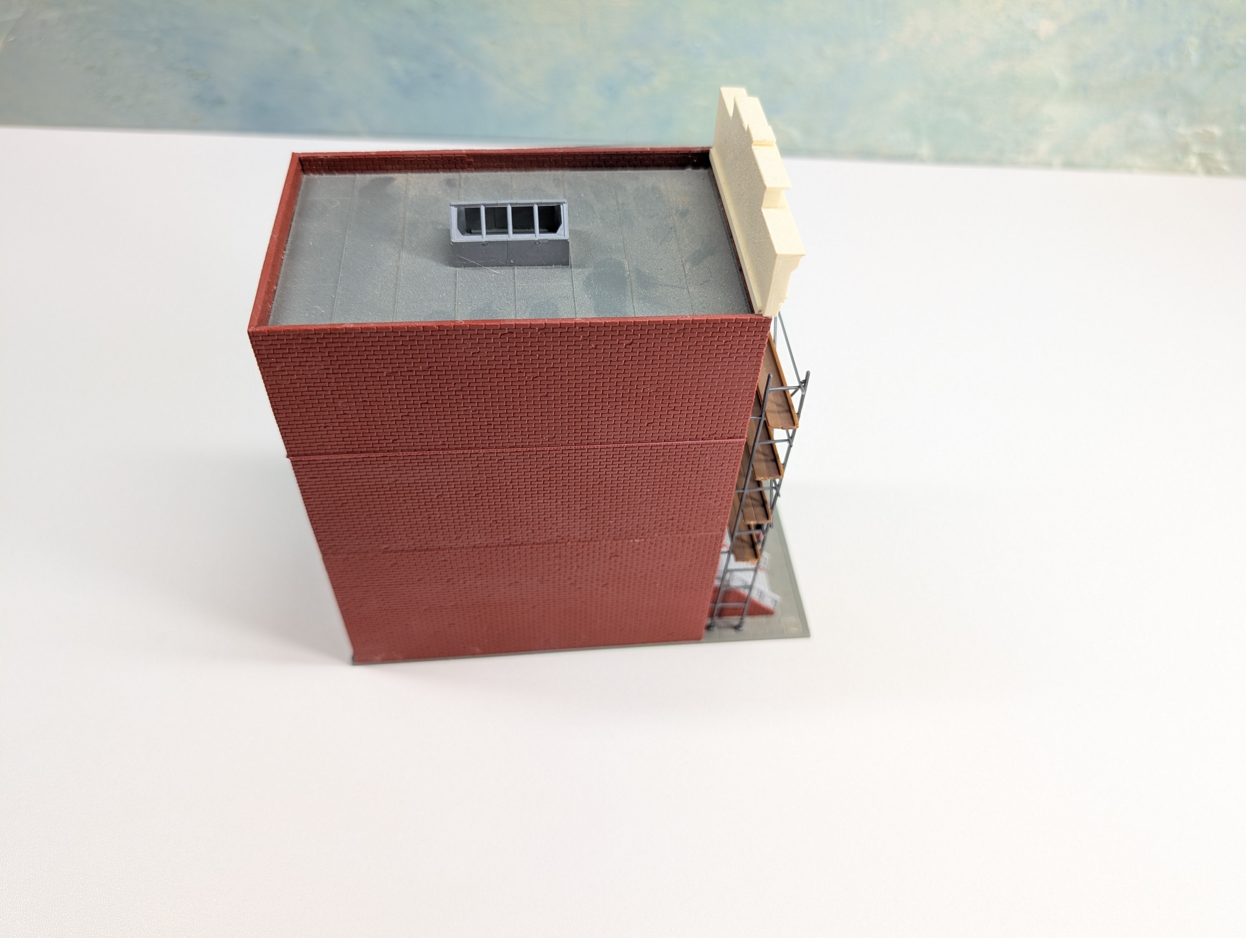 USED Pola HO Scale Brick Apartments with Scaffolding