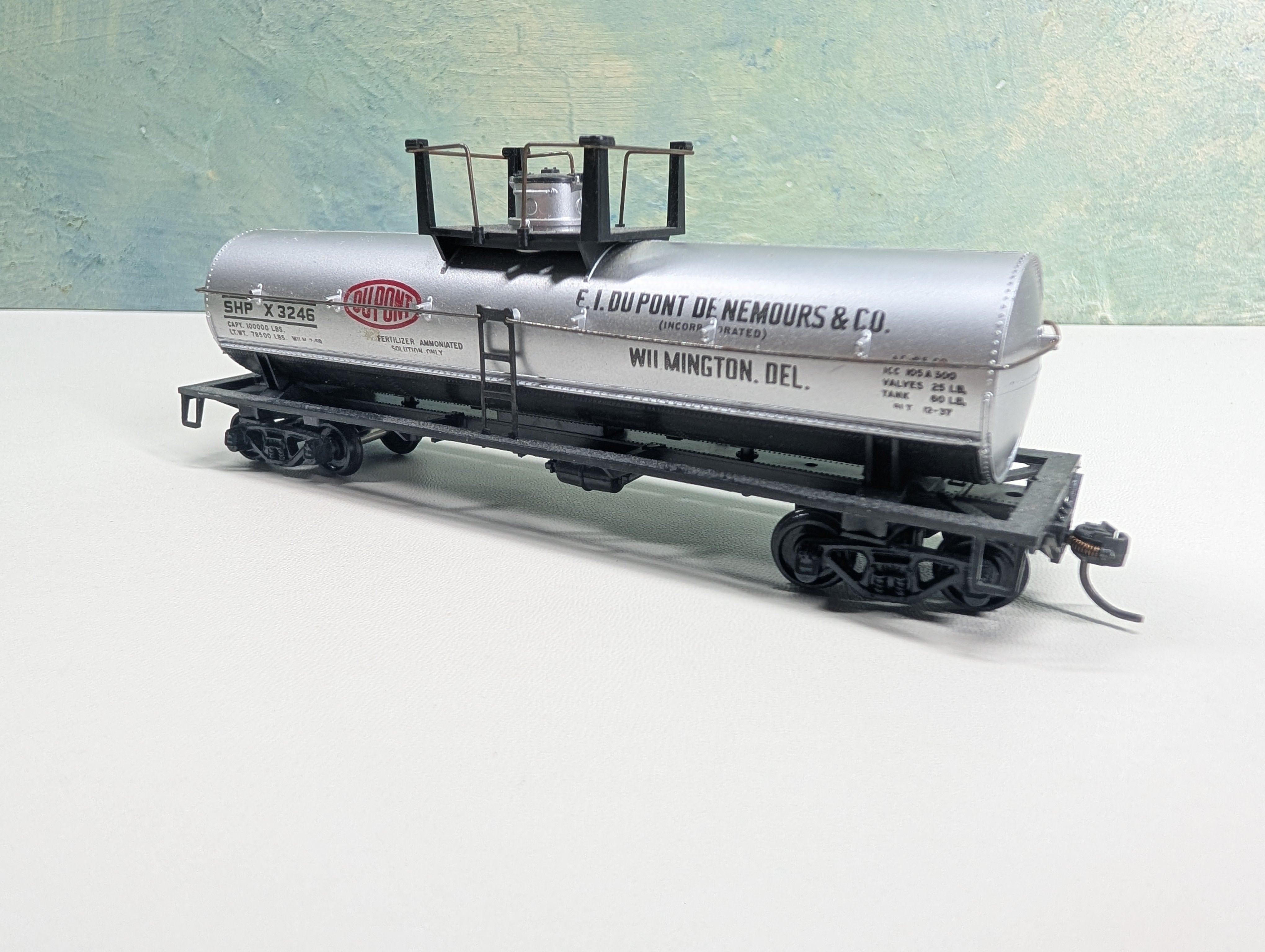 USED Athearn HO Scale Single Dome Chemical Tank Car Dupont SHPX #3246