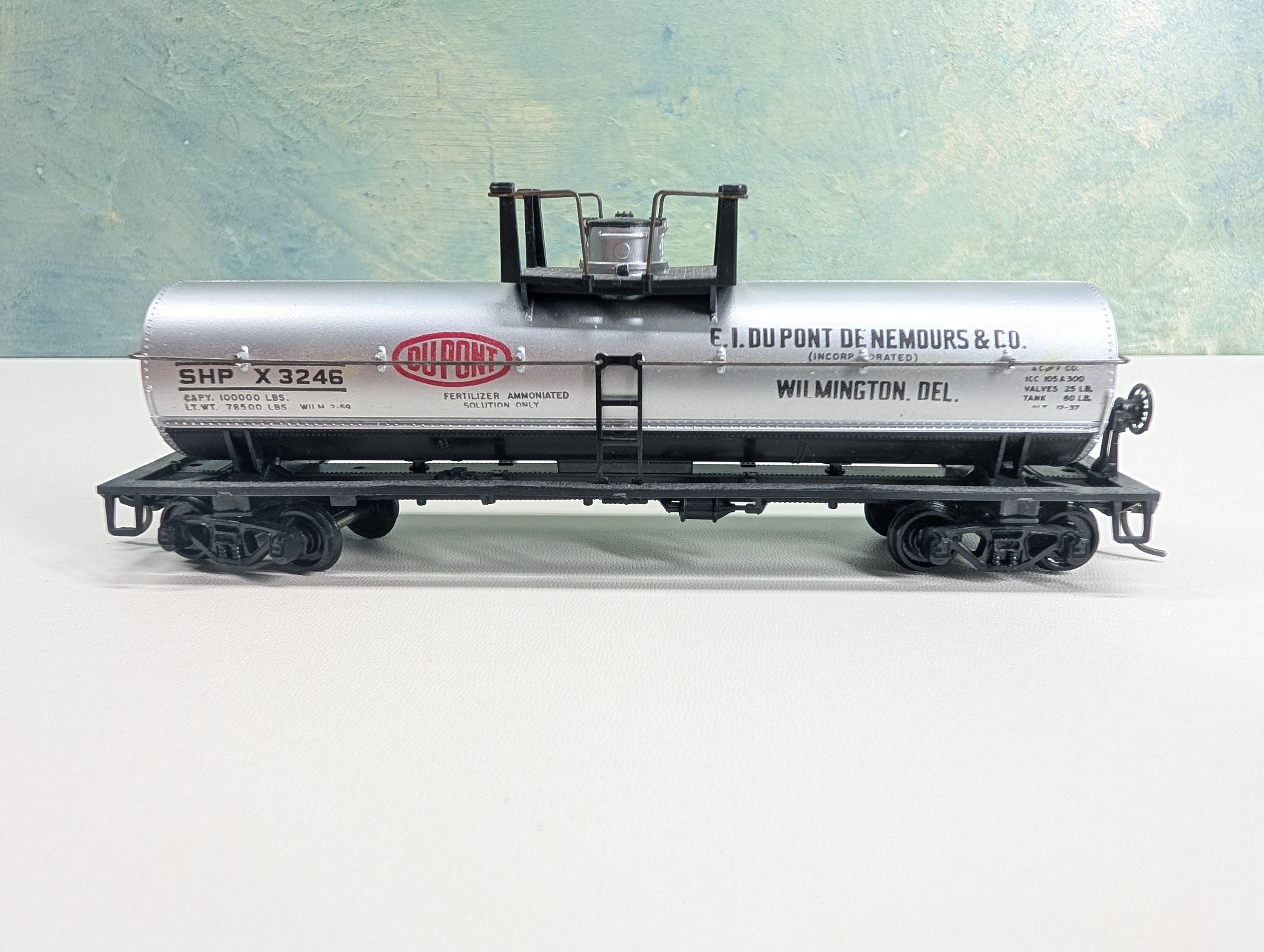 USED Athearn HO Scale Single Dome Chemical Tank Car Dupont SHPX #3246