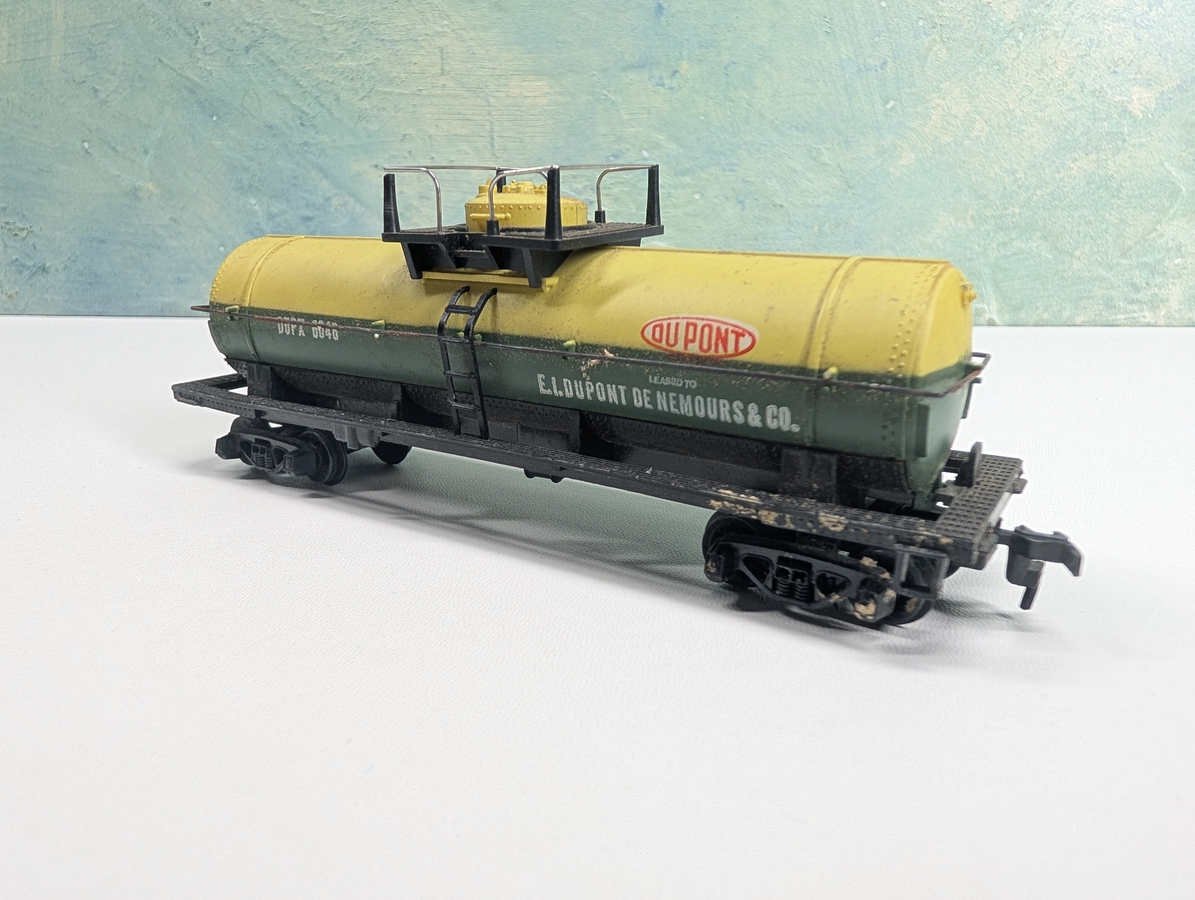 USED Tyco HO Scale Single Dome Chemical Tank Car Dupont DUPX #6046
