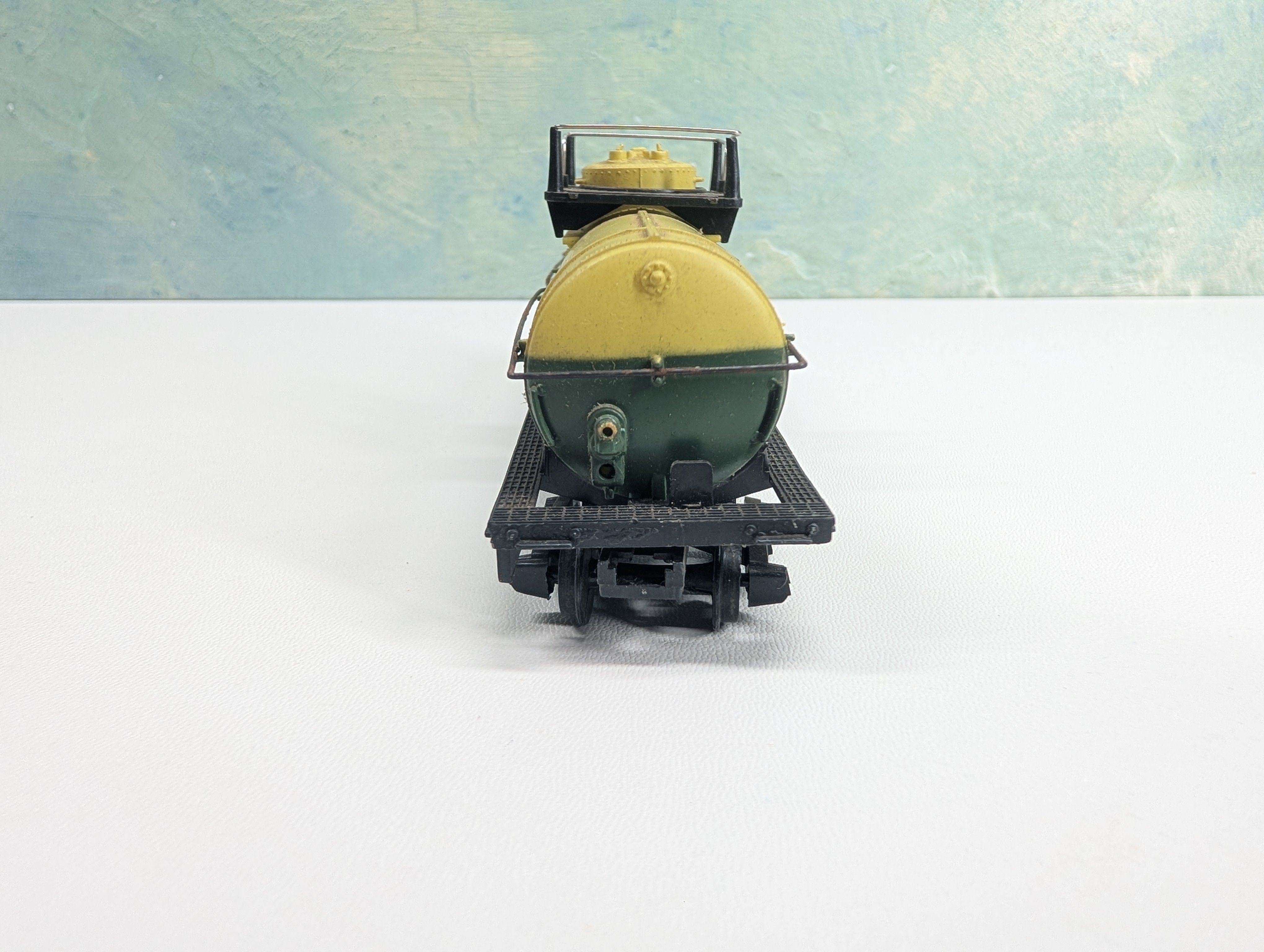 USED Tyco HO Scale Single Dome Chemical Tank Car Dupont DUPX #6046