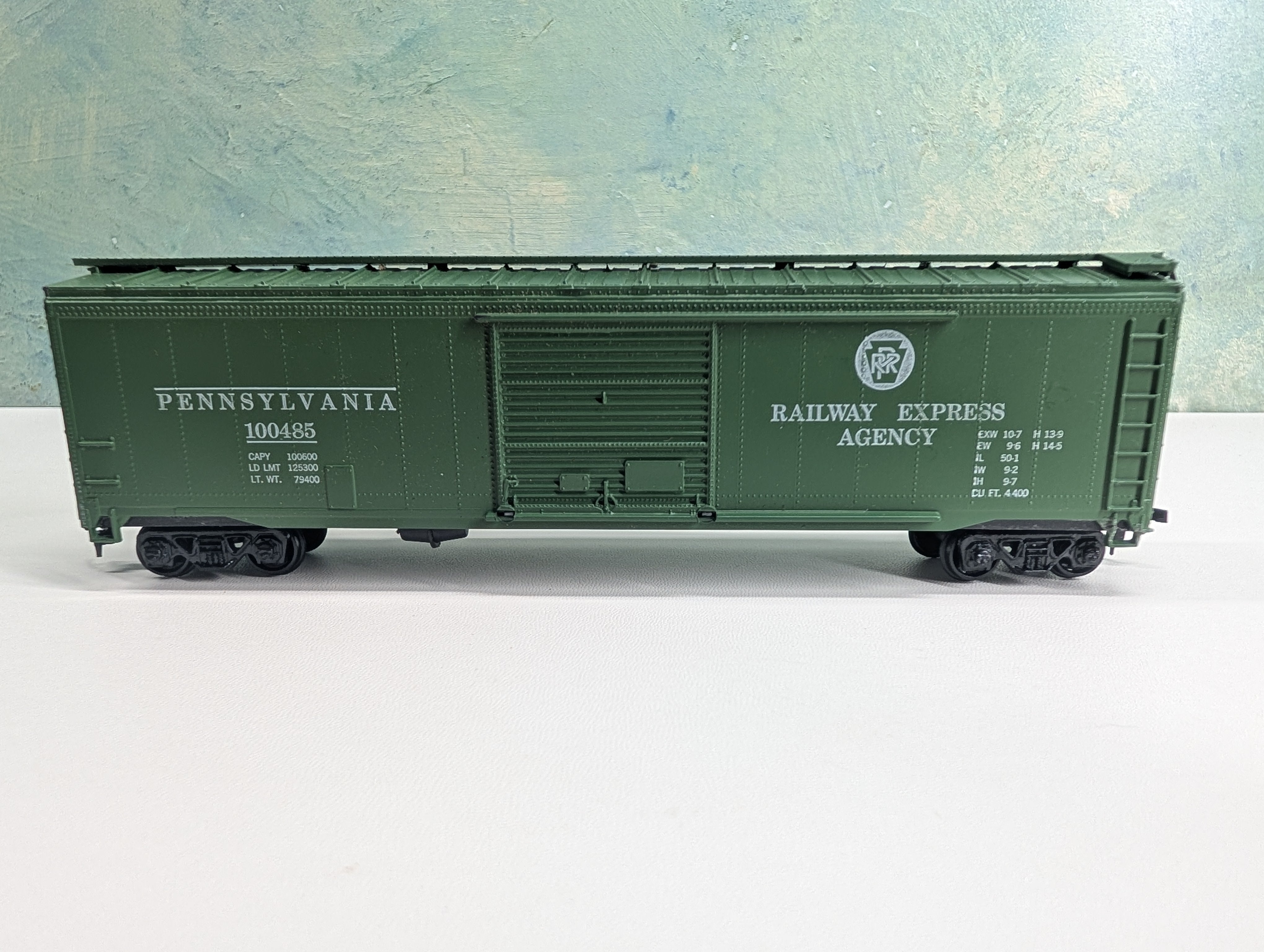USED Roundhouse HO Scale 51' SD Box Car Pennsylvania REA #100485