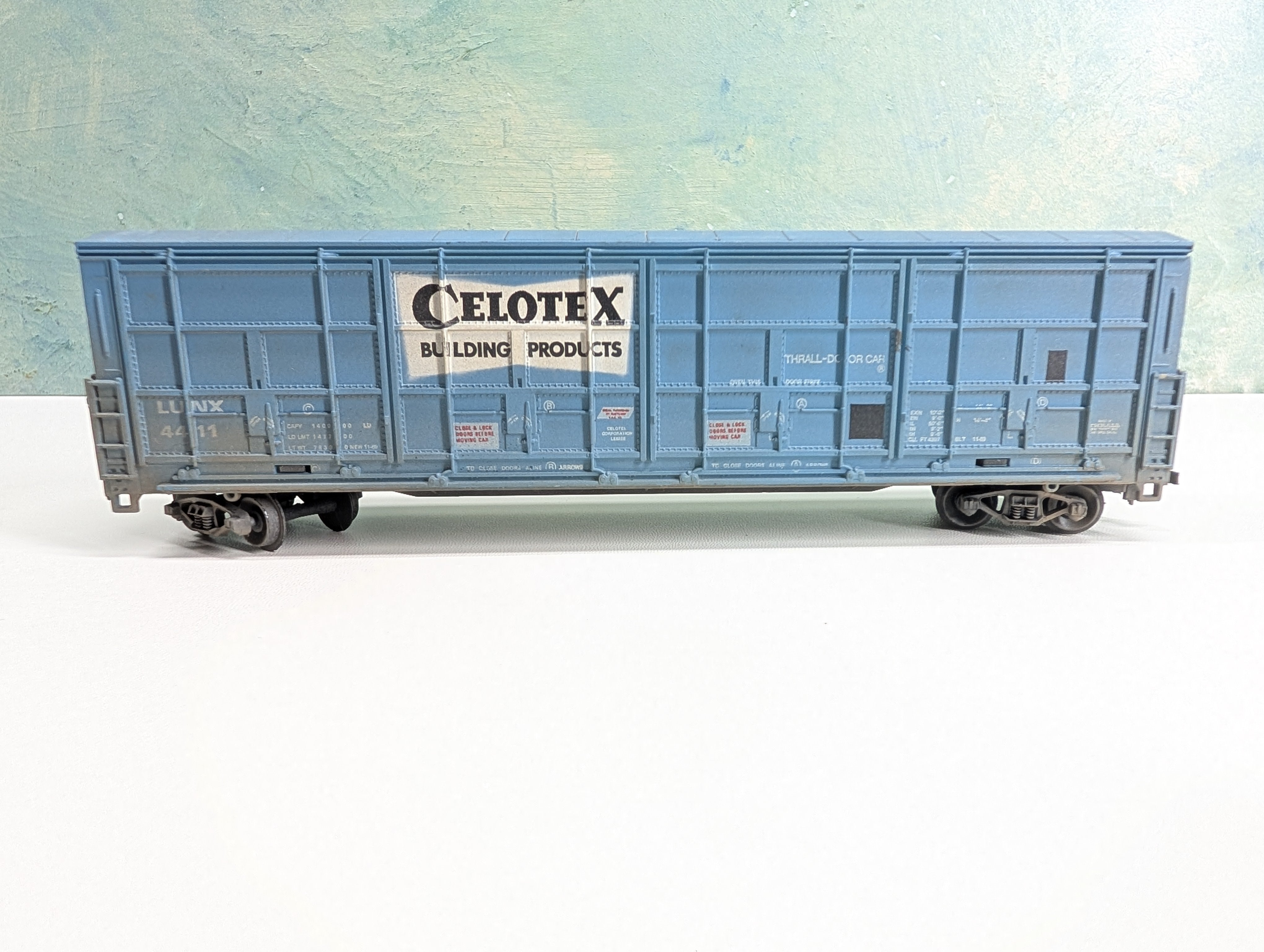 USED HO Scale Thrall Door Box Car Celotex LUNX #4411 Weathered