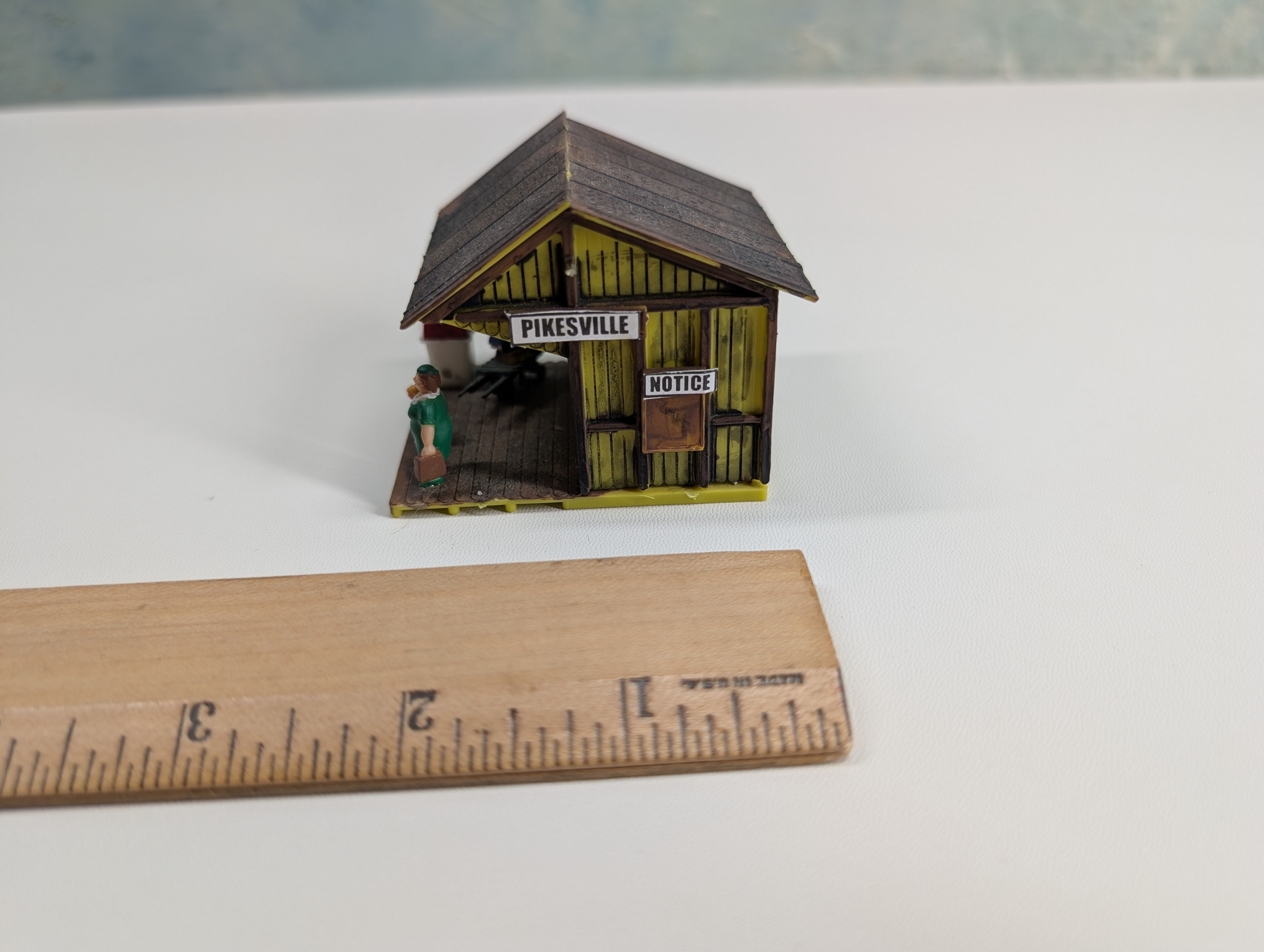 USED HO Scale Passenger Station Shelter