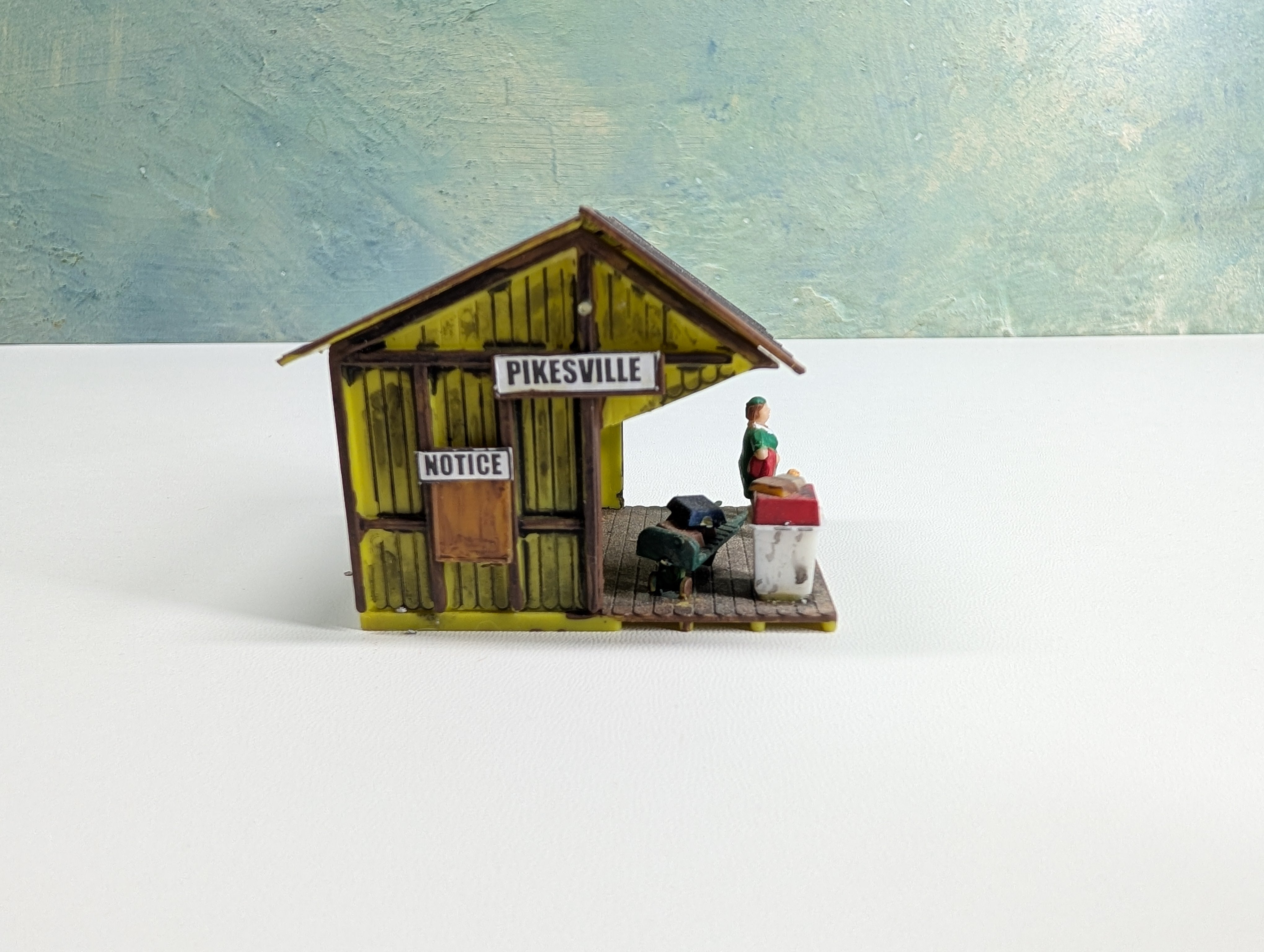 USED HO Scale Passenger Station Shelter