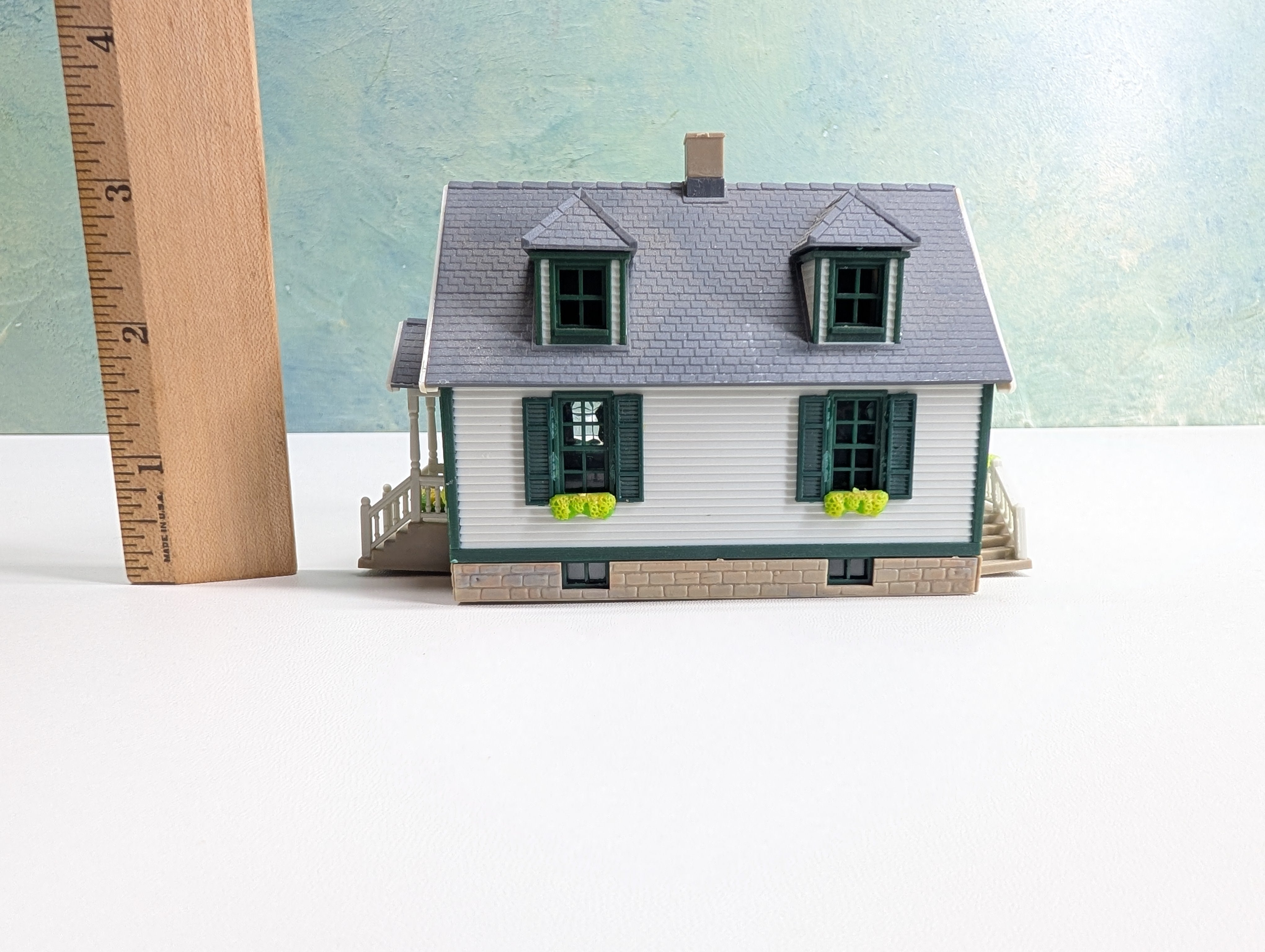 USED Kibri HO Scale Forest Cottage, White