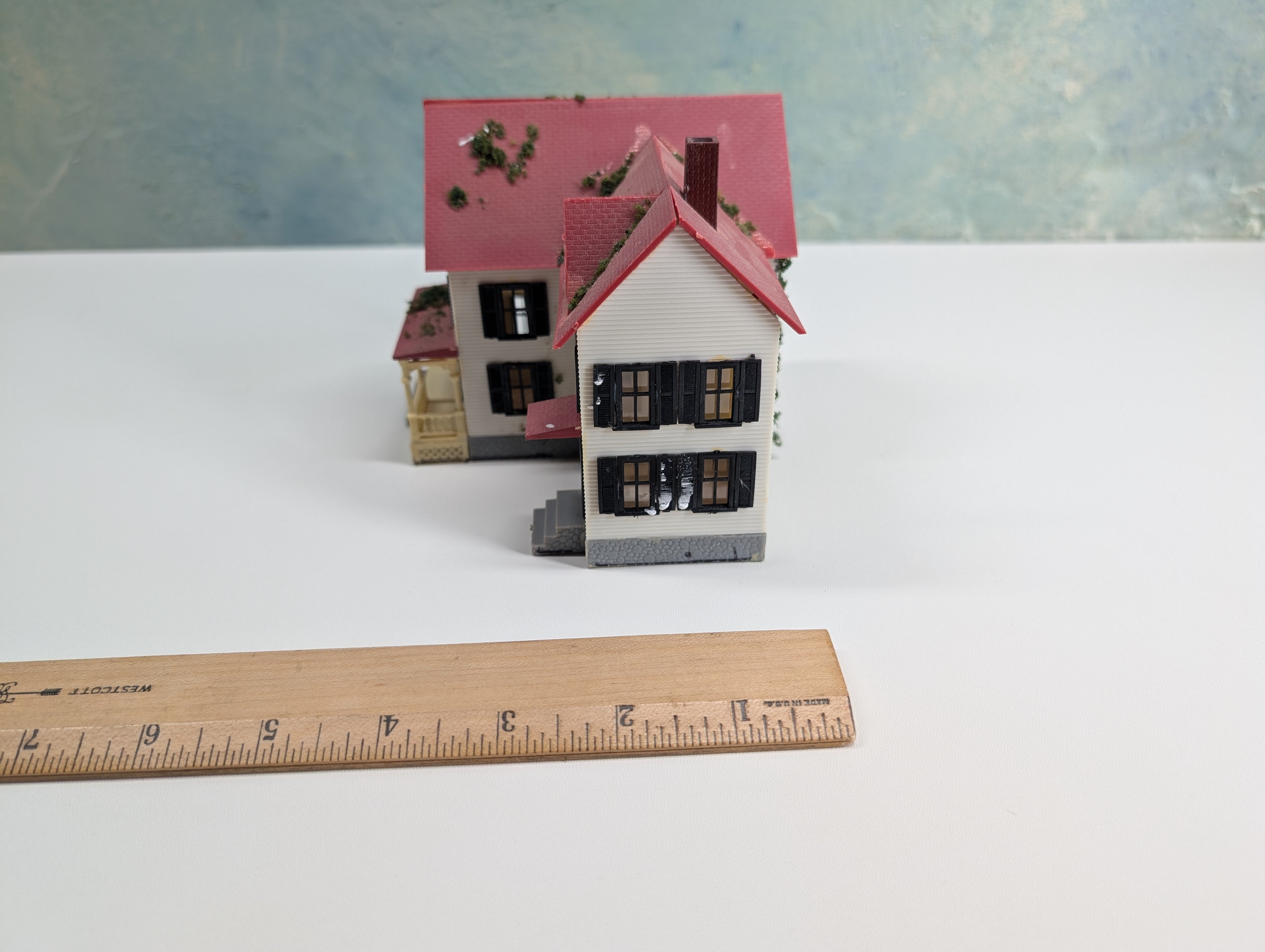 USED HO Scale White Farm House w/ Red Roof