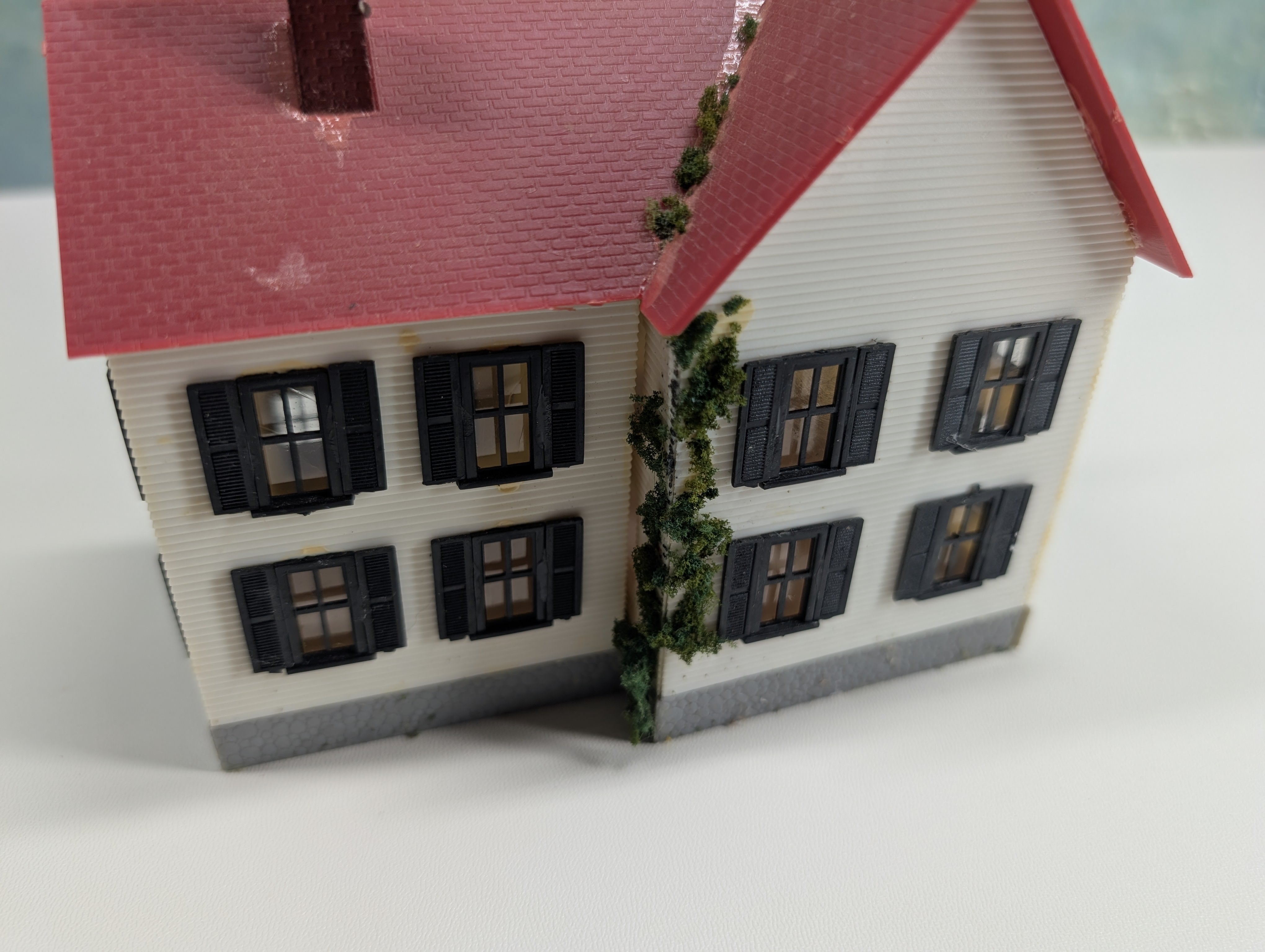 USED HO Scale White Farm House w/ Red Roof