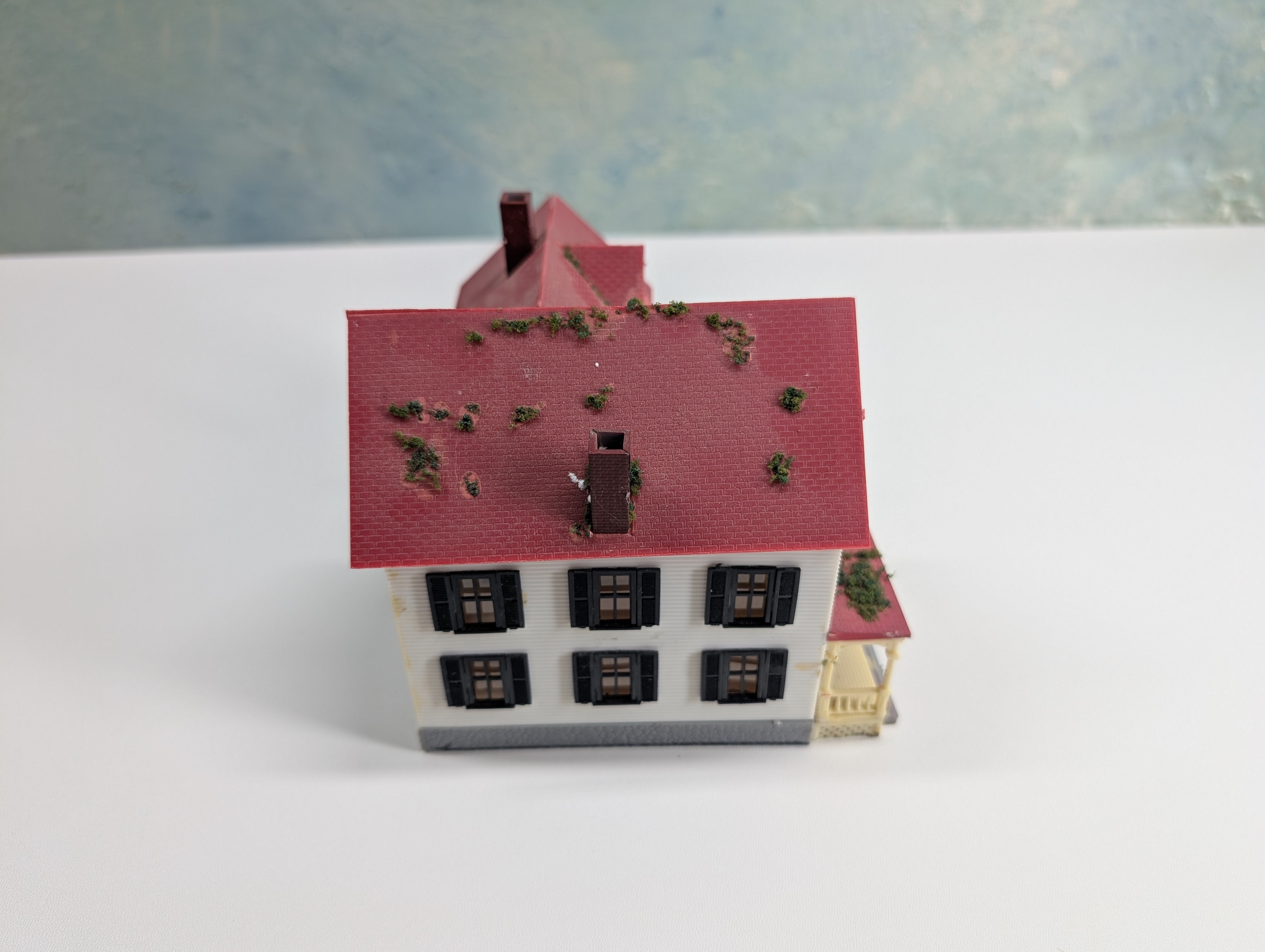USED HO Scale White Farm House w/ Red Roof