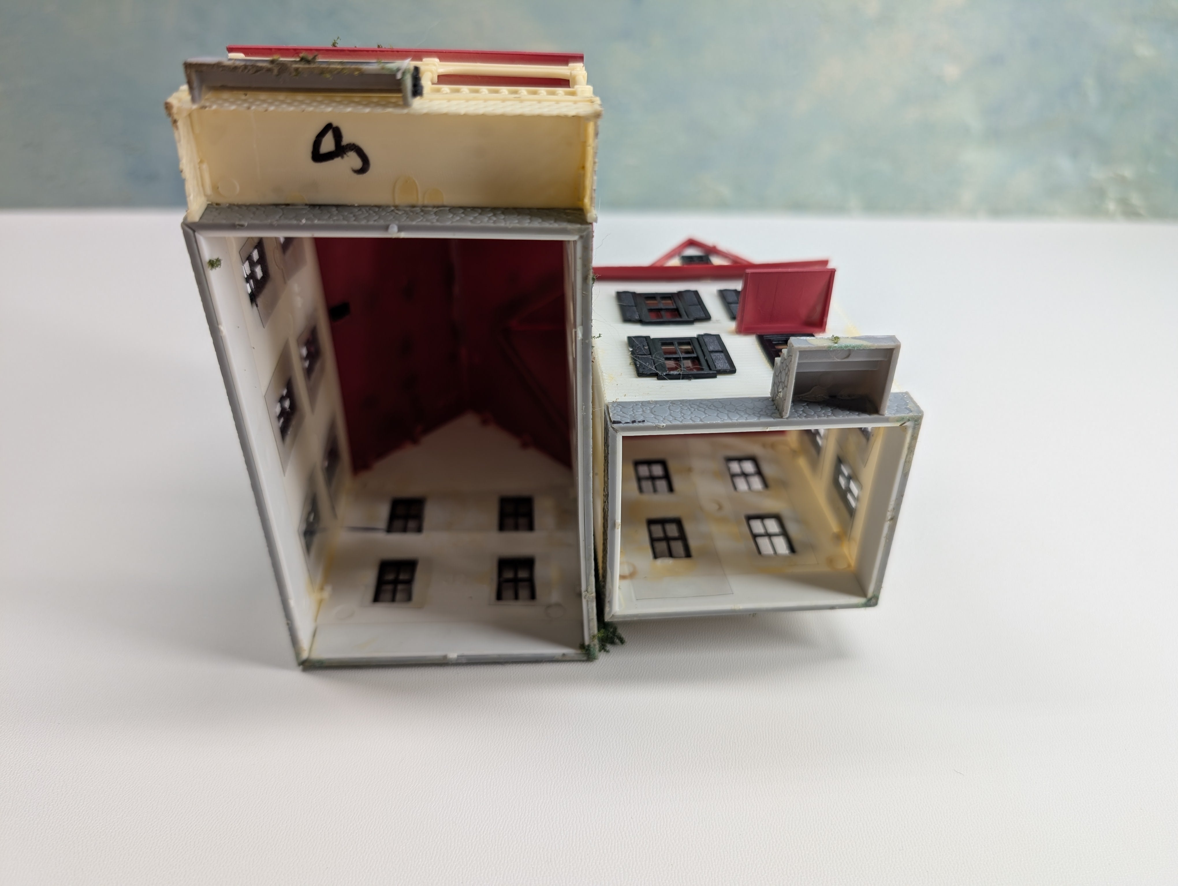 USED HO Scale White Farm House w/ Red Roof